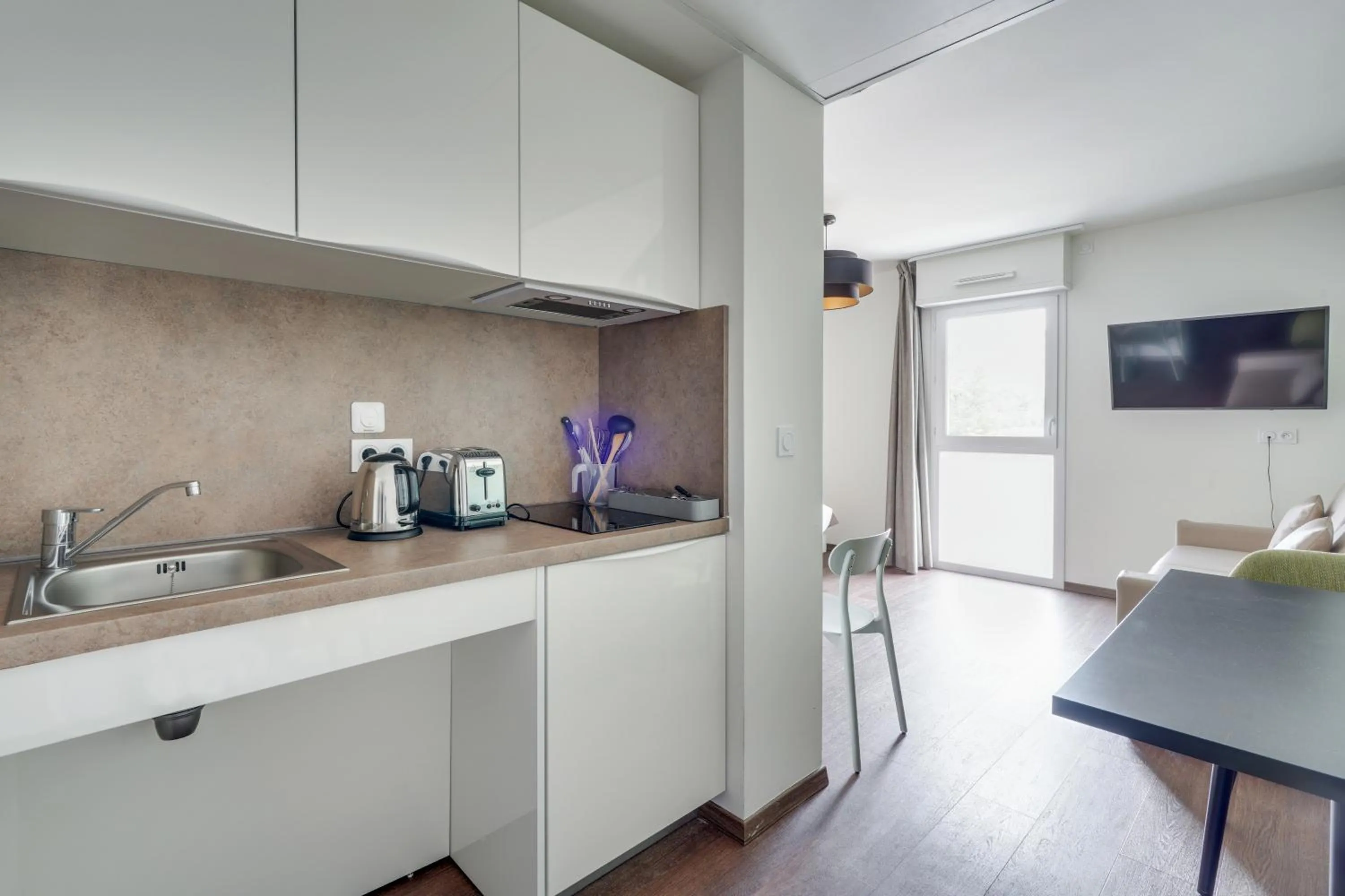 Kitchen or kitchenette in All Suites Appart Hôtel - Palaiseau - Massy TGV