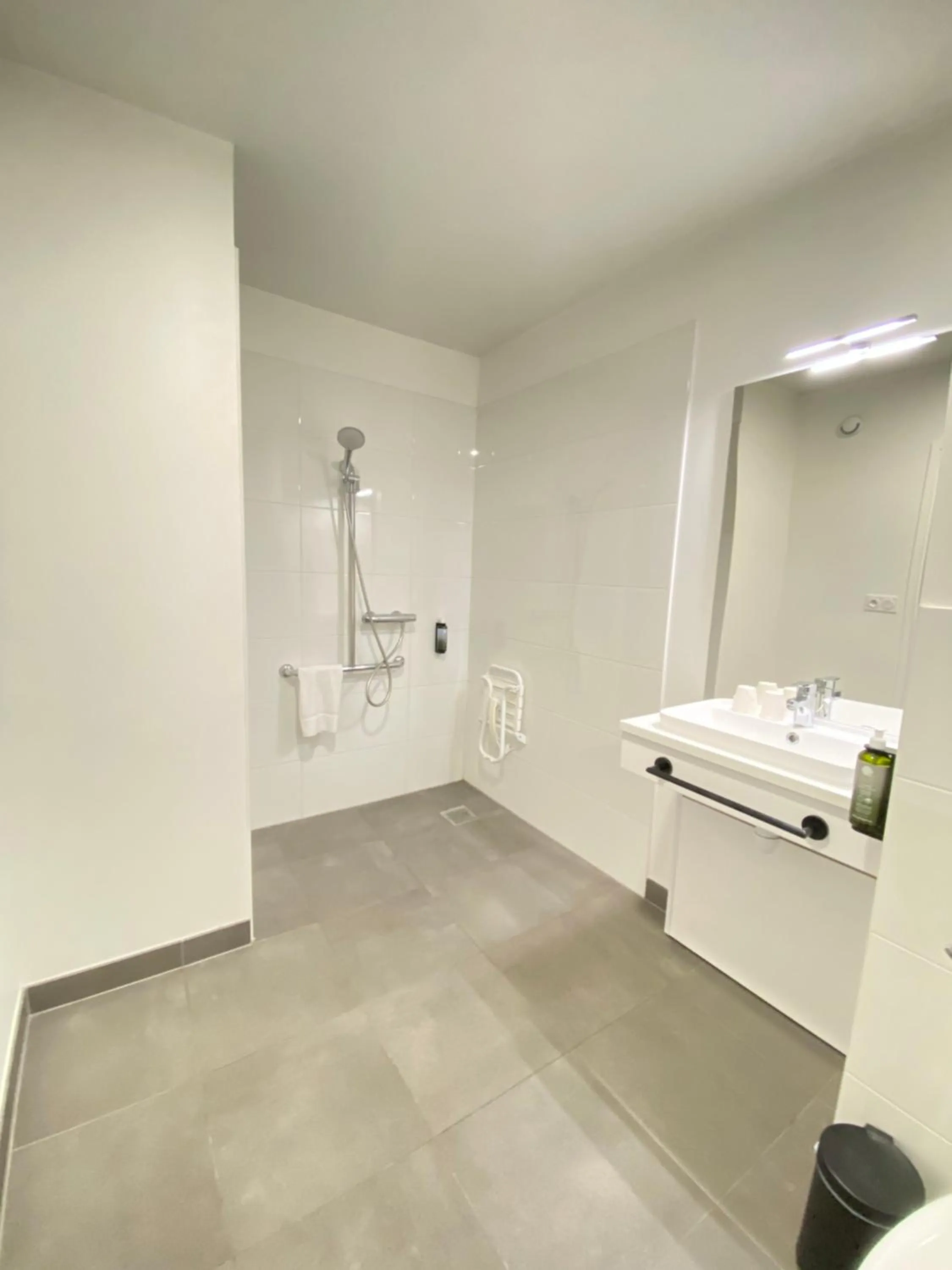 Bathroom in All Suites Appart Hôtel - Palaiseau - Massy TGV