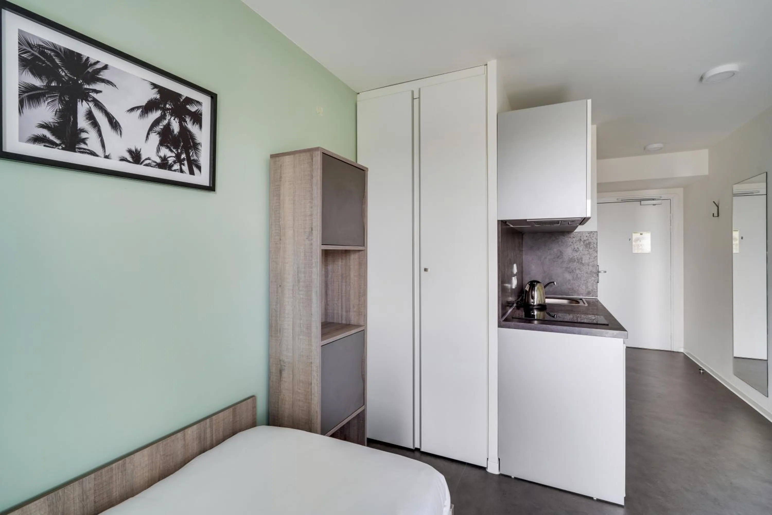 Kitchen or kitchenette in All Suites Appart Hôtel - Palaiseau - Massy TGV