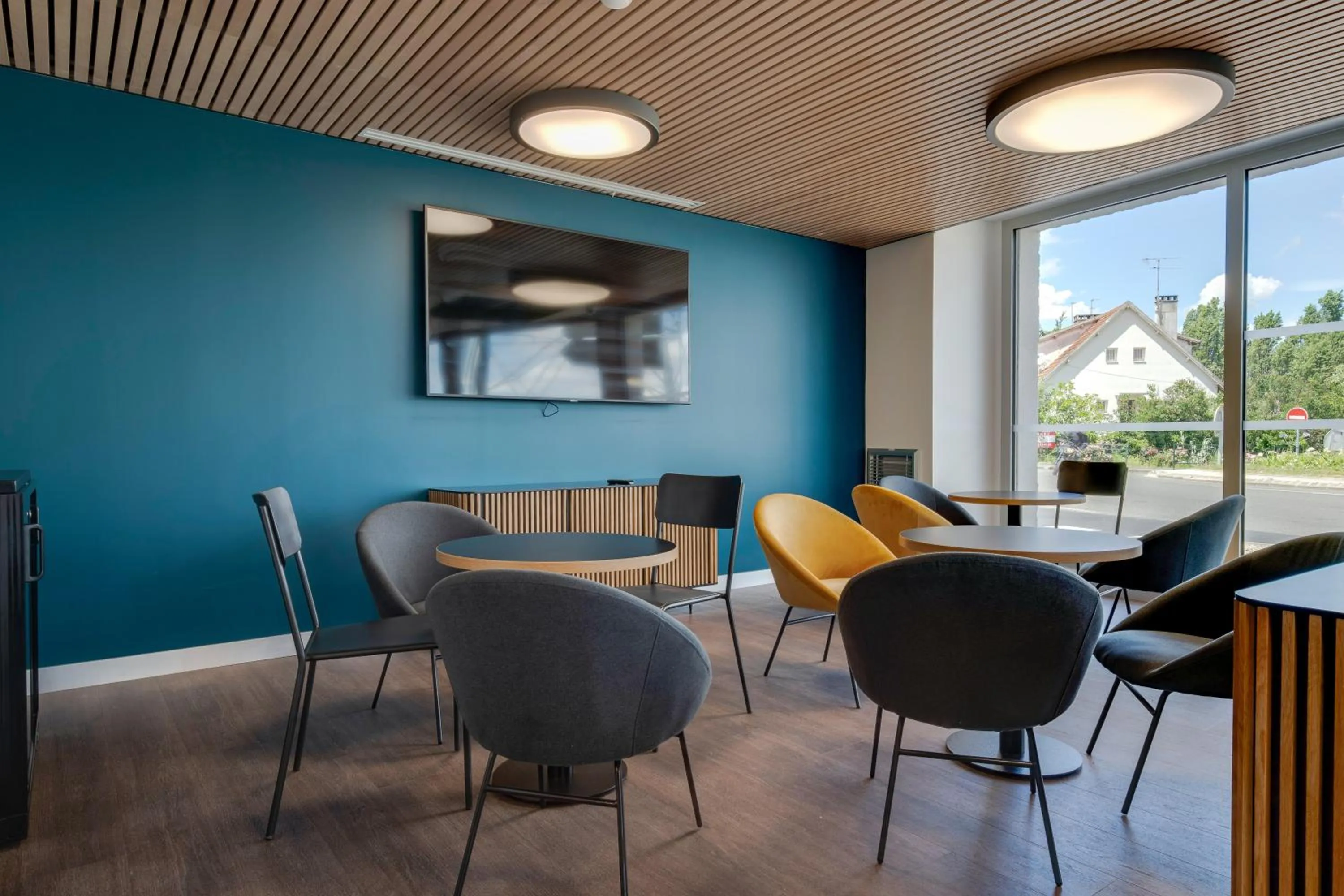 Lounge or bar in All Suites Appart Hôtel - Palaiseau - Massy TGV