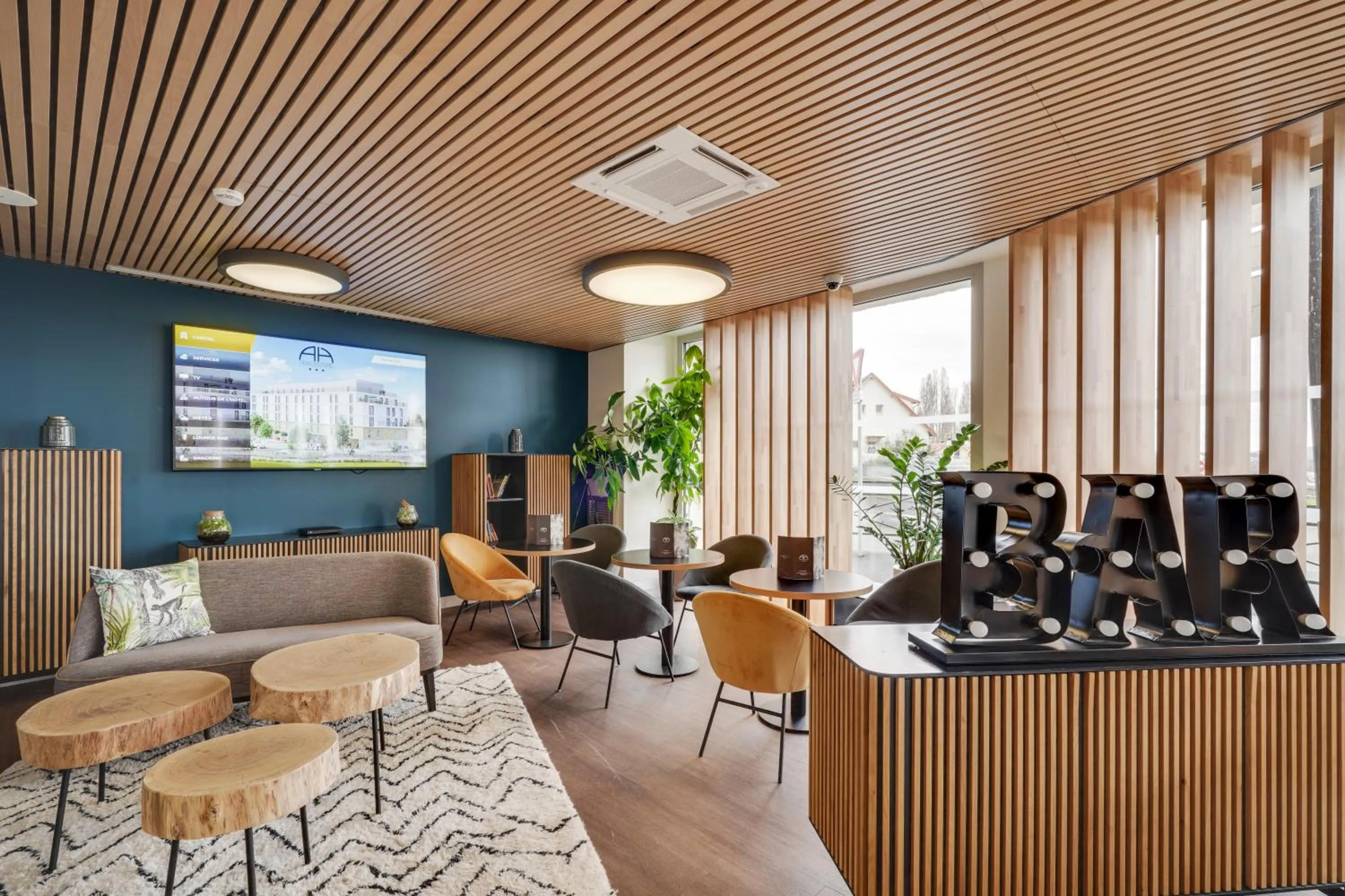 Lounge or bar in All Suites Appart Hôtel - Palaiseau - Massy TGV