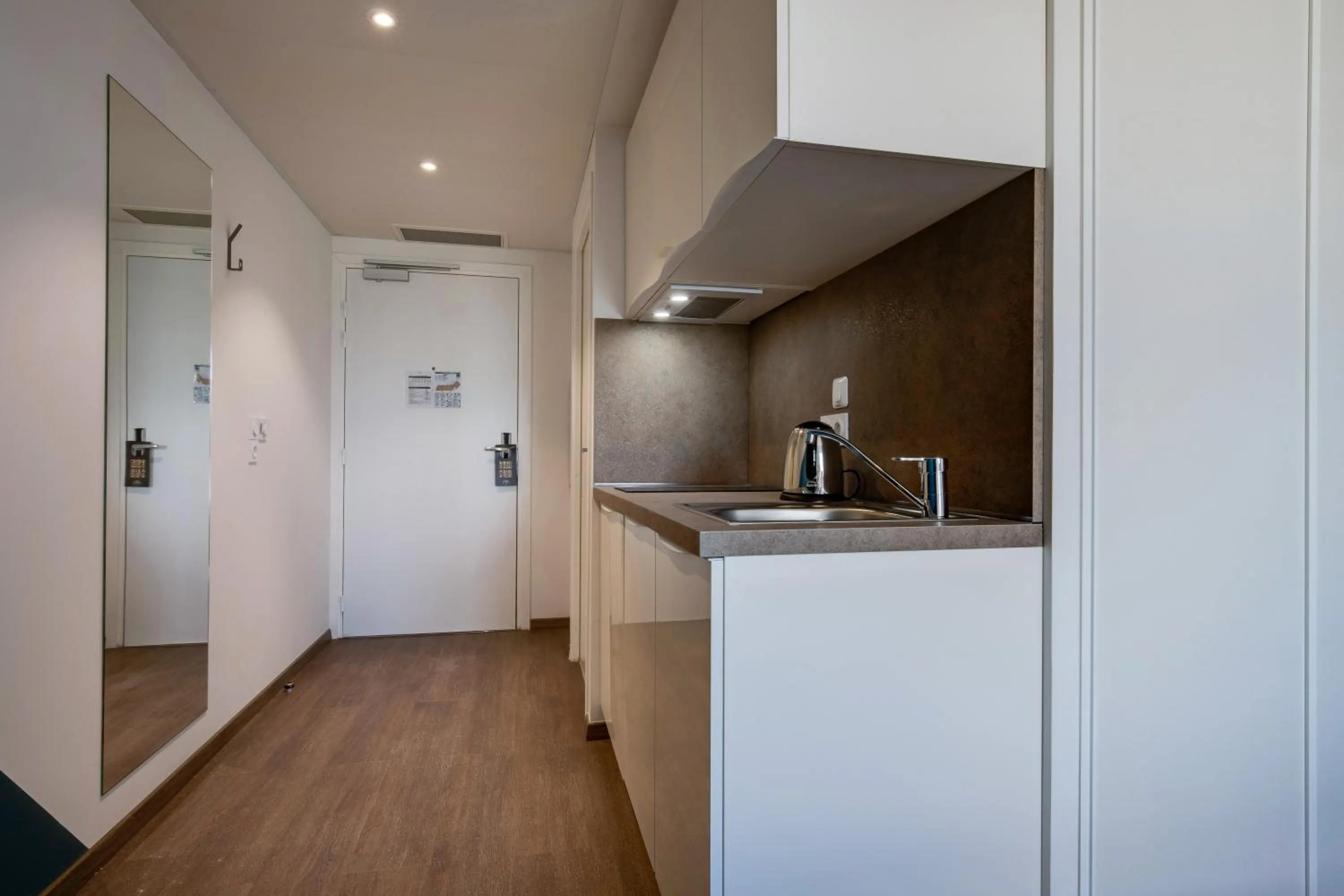 Kitchen or kitchenette in All Suites Appart Hôtel - Palaiseau - Massy TGV