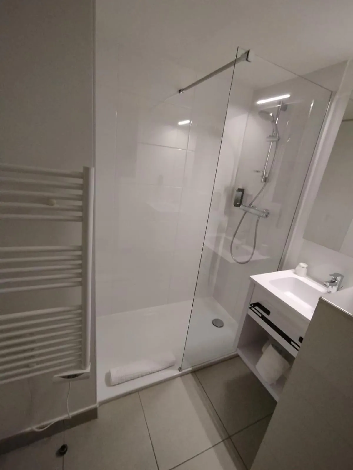 Bathroom in All Suites Appart Hôtel - Palaiseau - Massy TGV