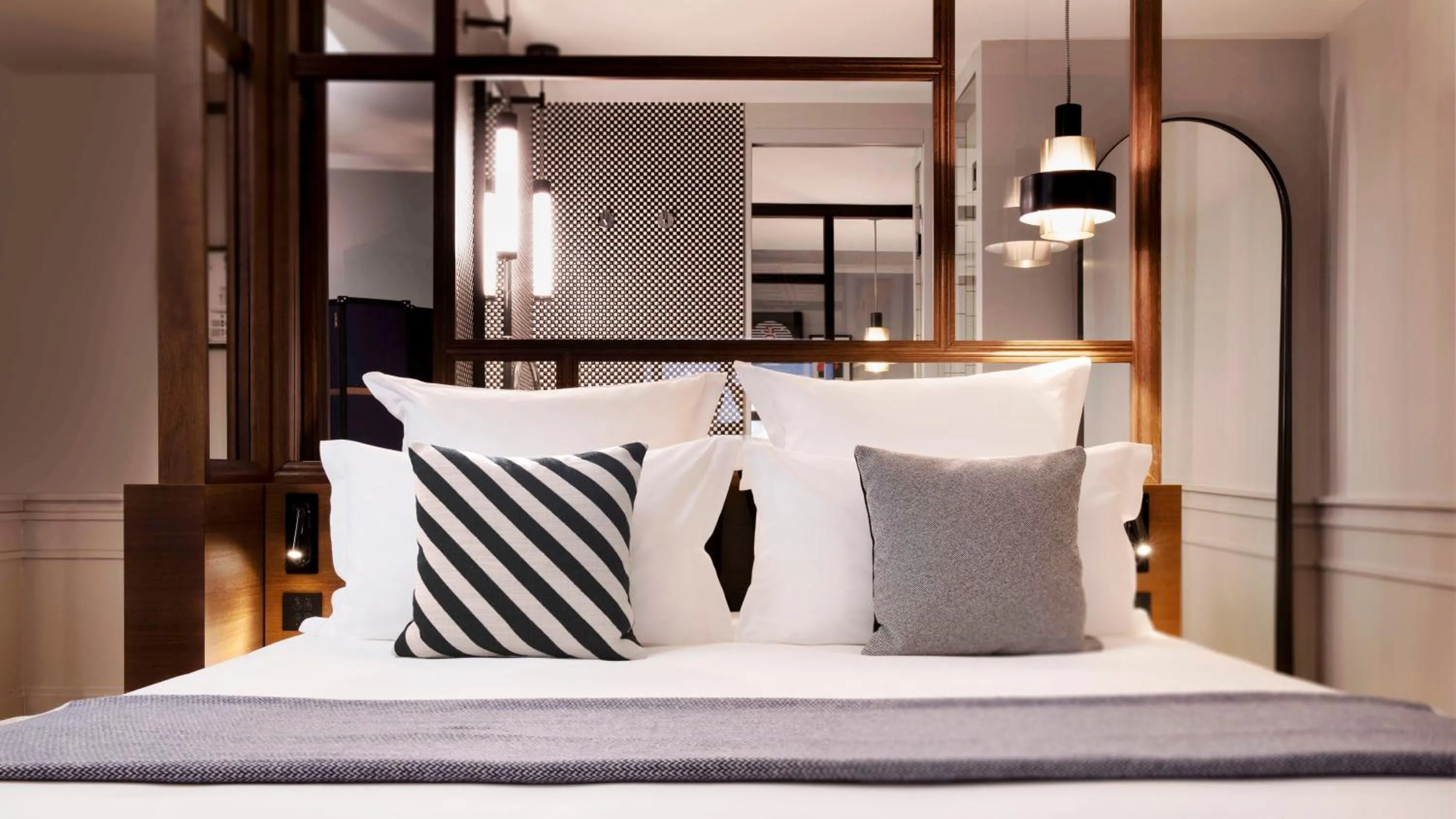 Bed in Maison ELLE Paris