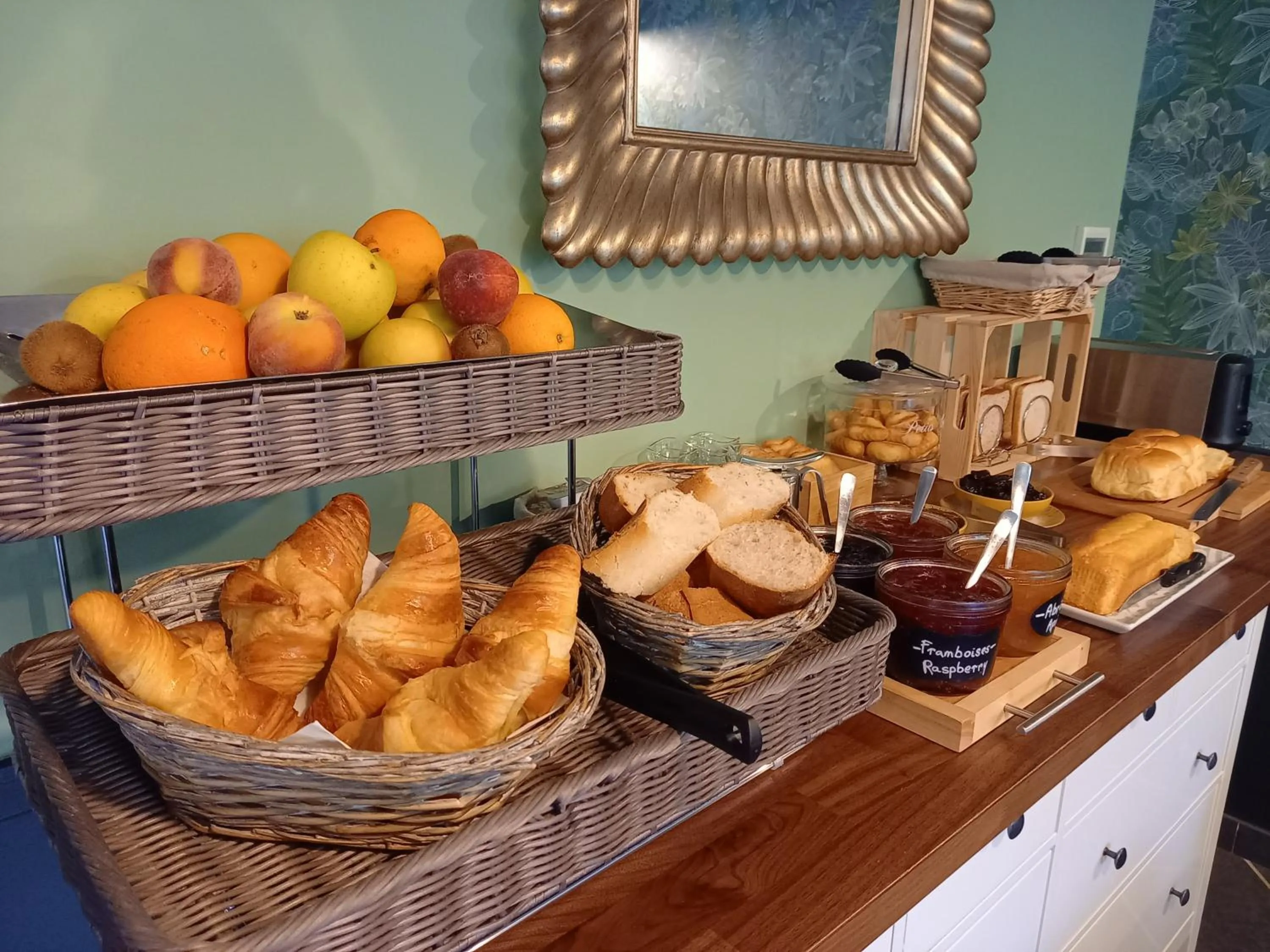 Continental breakfast in Hôtel Restaurant Notre Dame