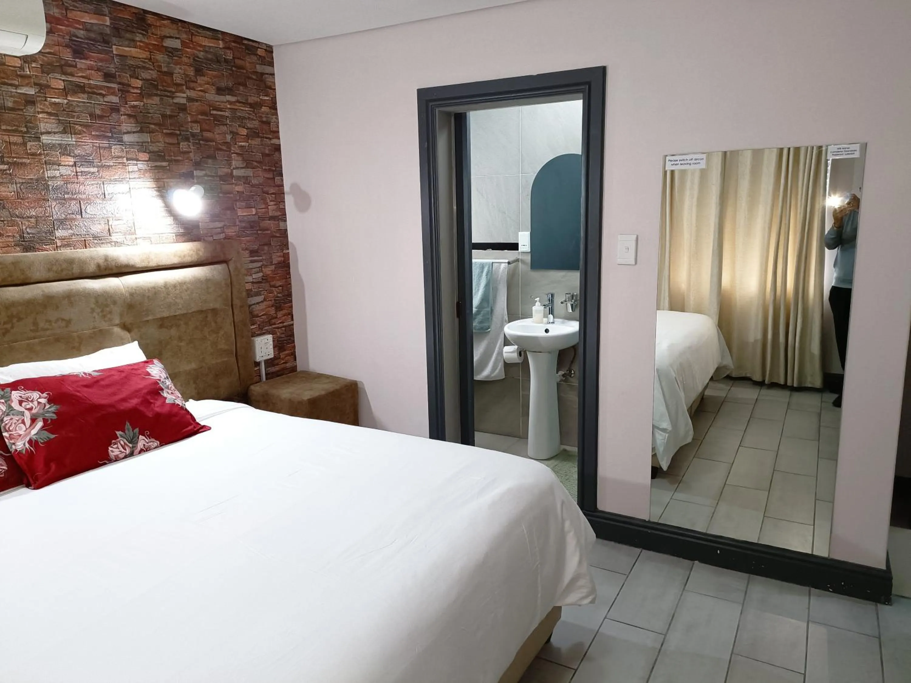 Bathroom in Camdene Guesthouse