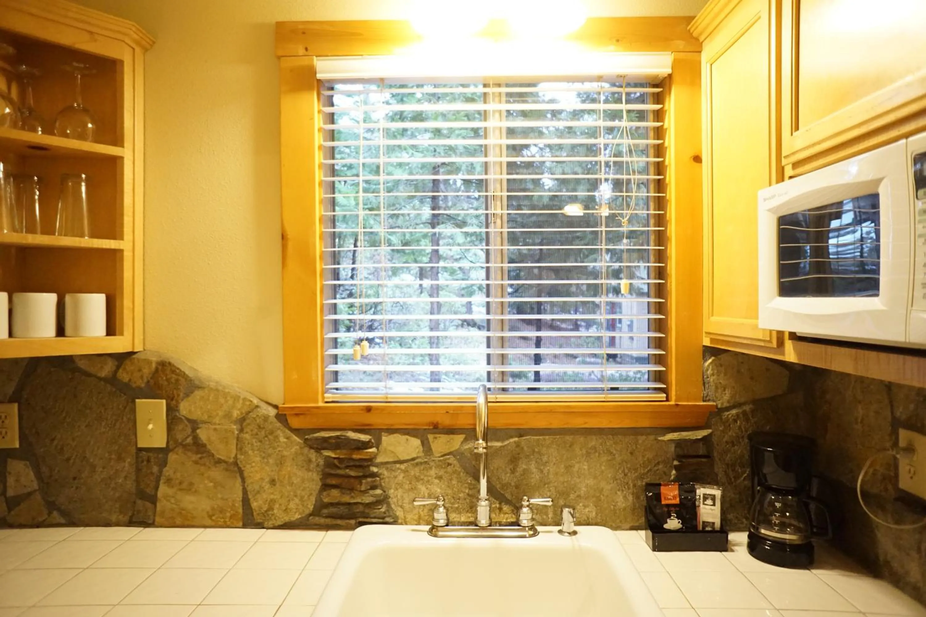 Shaver Lake Village Hotel