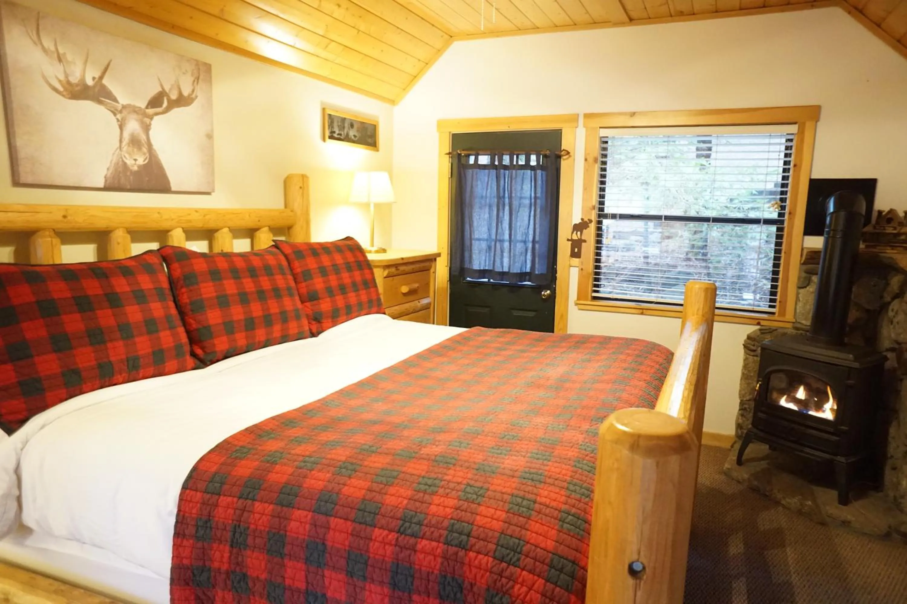 Bed in Shaver Lake Village Hotel