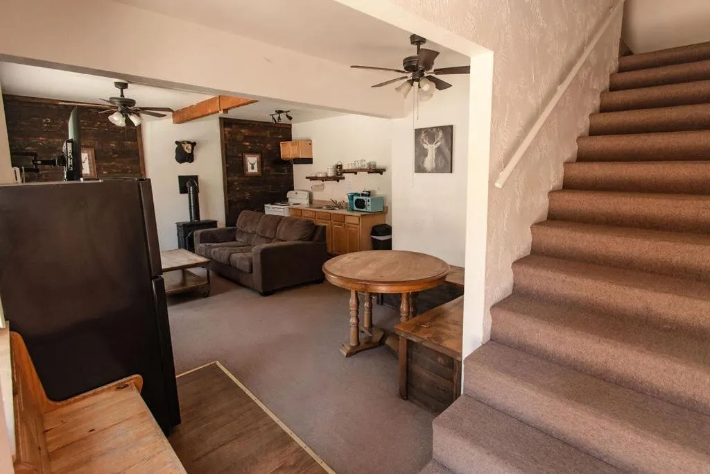 Living room in Shaver Lake Village Hotel