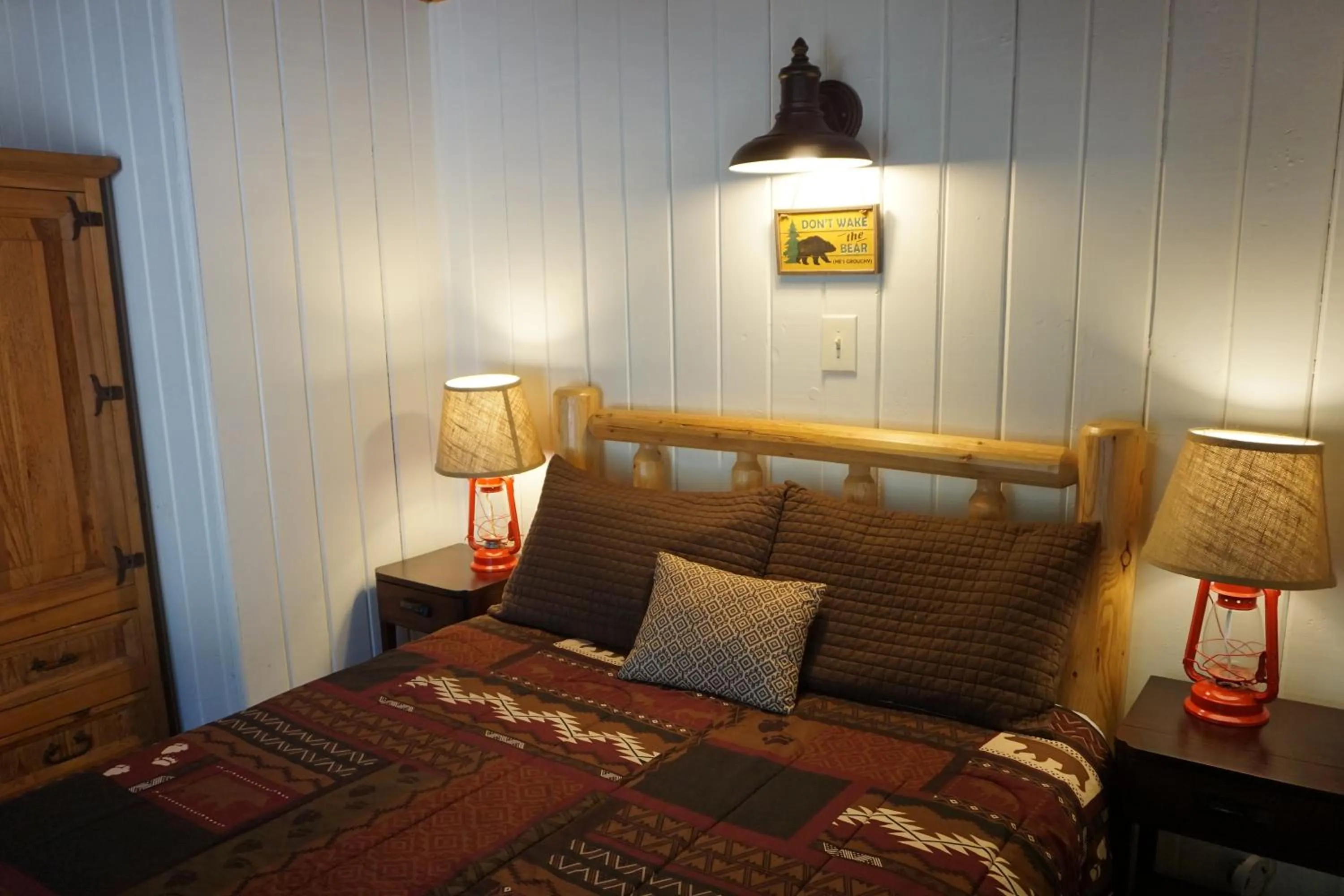 Bed in Shaver Lake Village Hotel