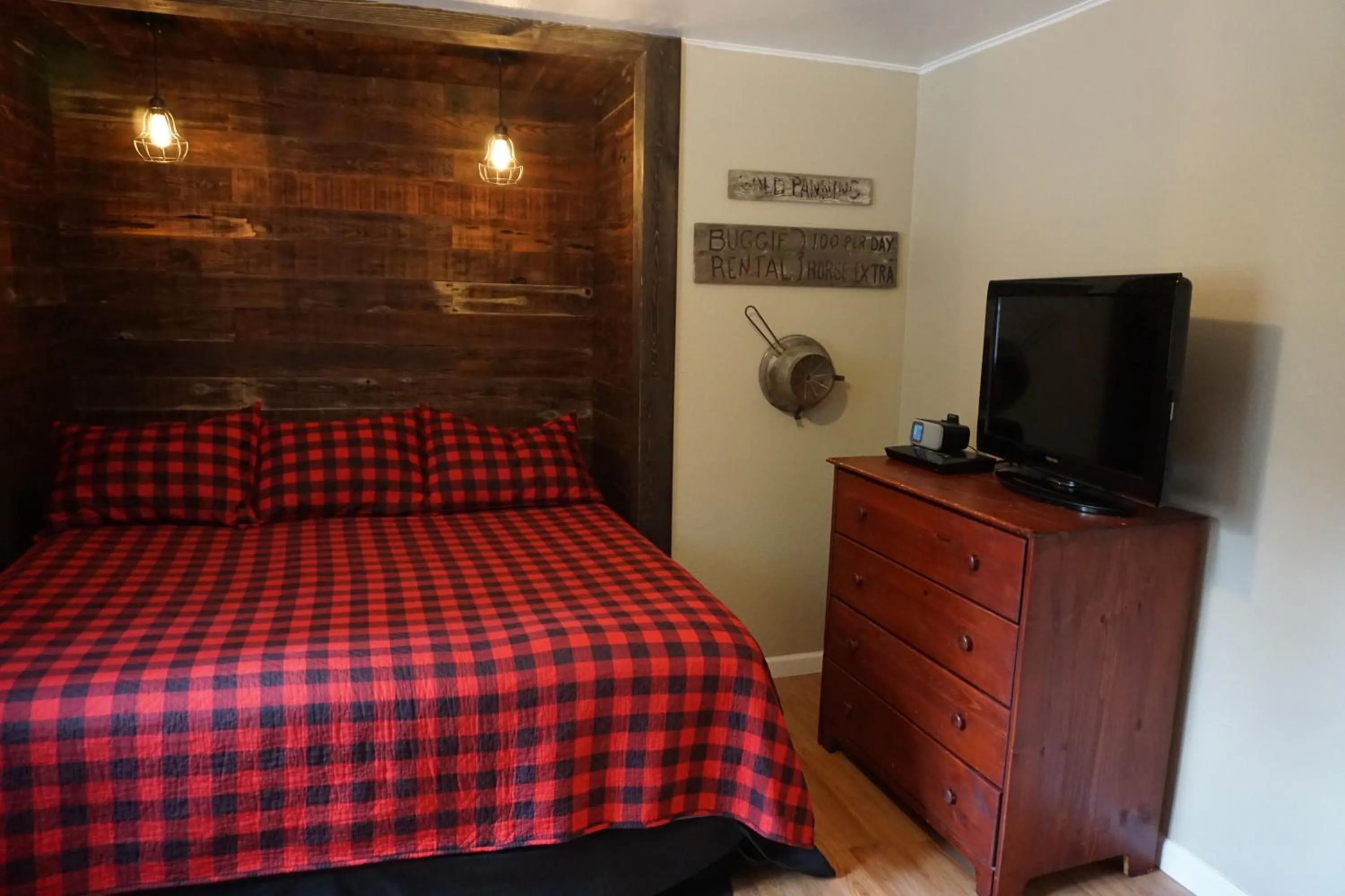 Bed in Shaver Lake Village Hotel