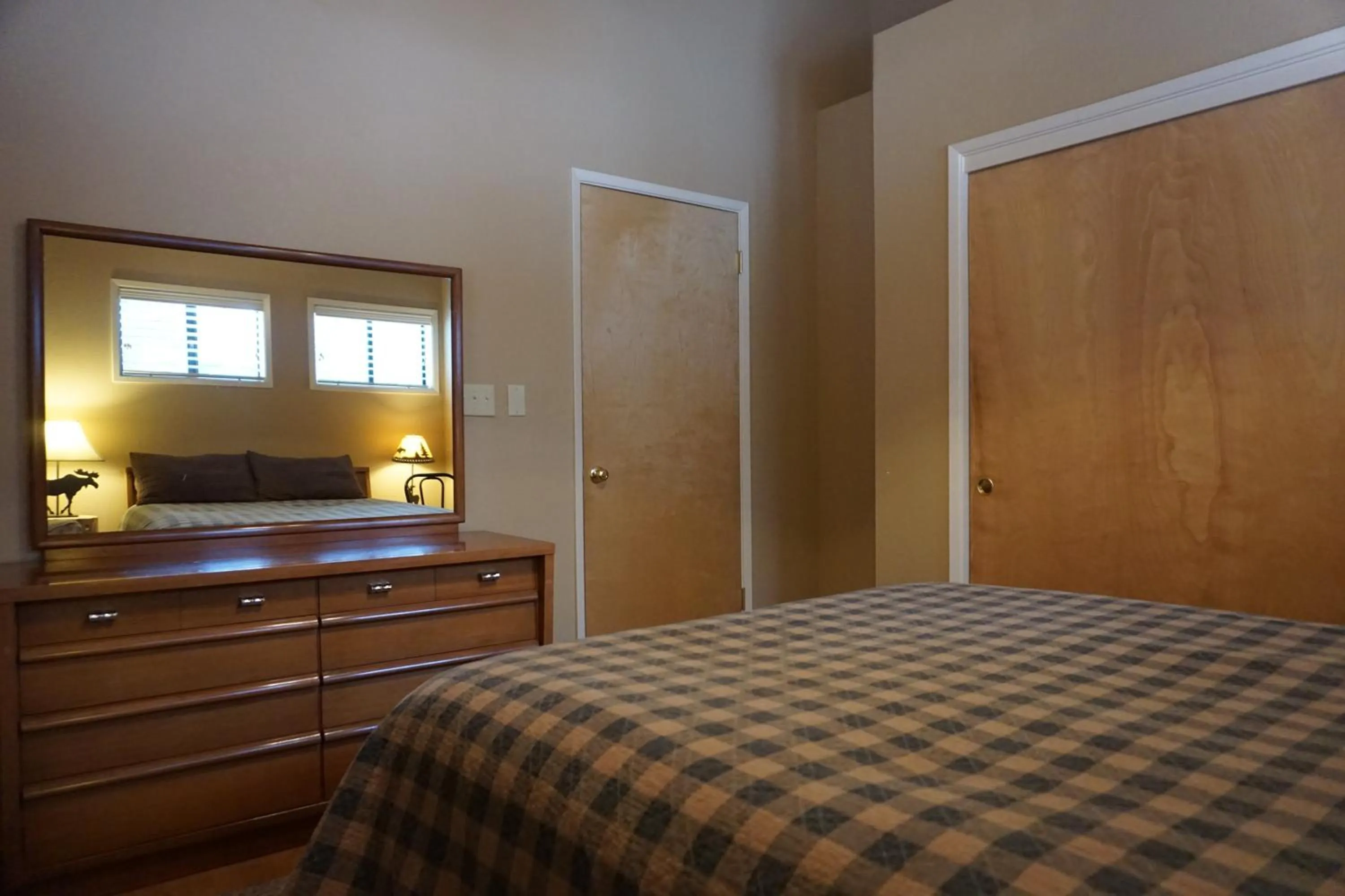 Bed in Shaver Lake Village Hotel