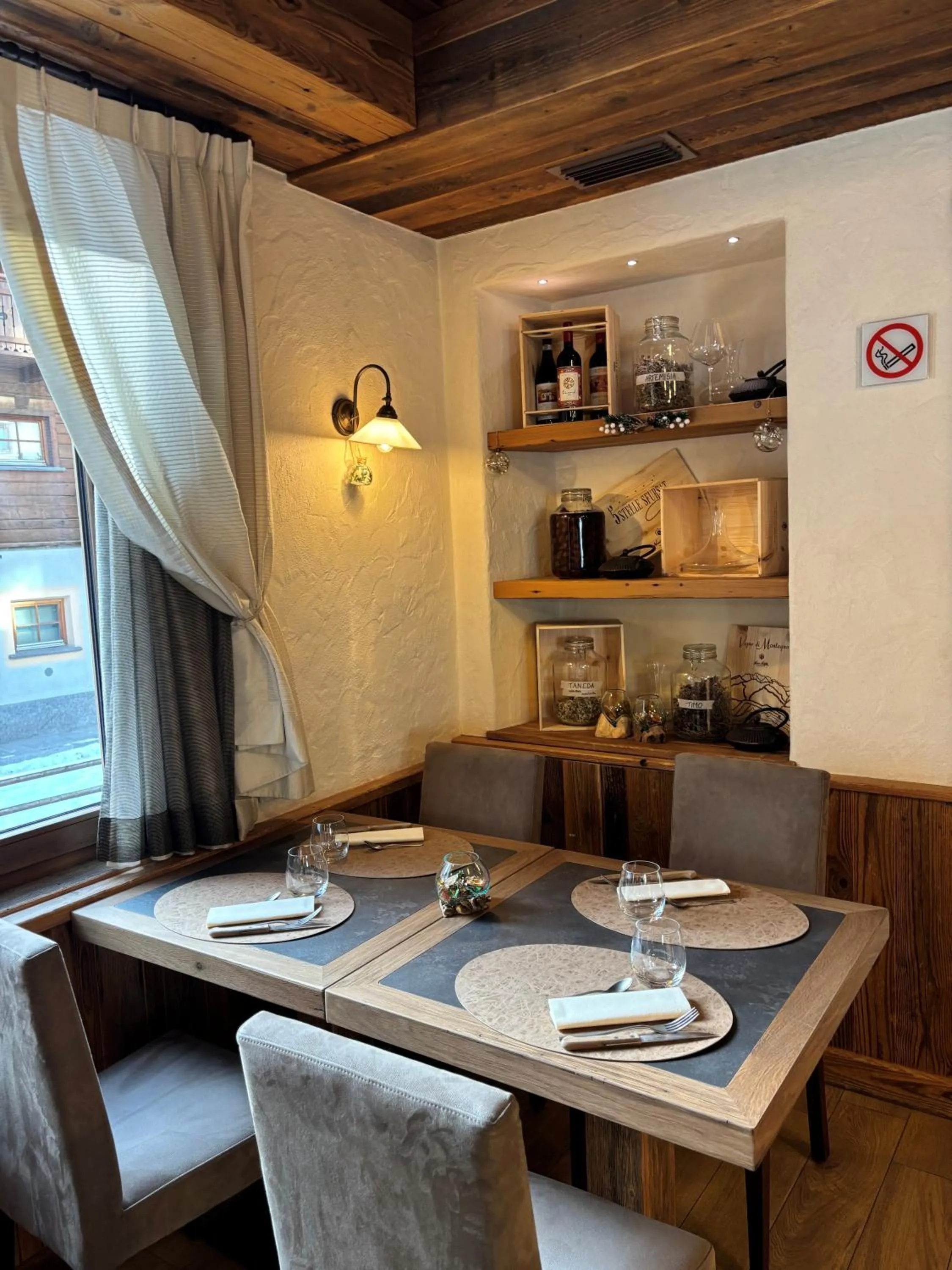 Restaurant/places to eat in Hotel Crosal