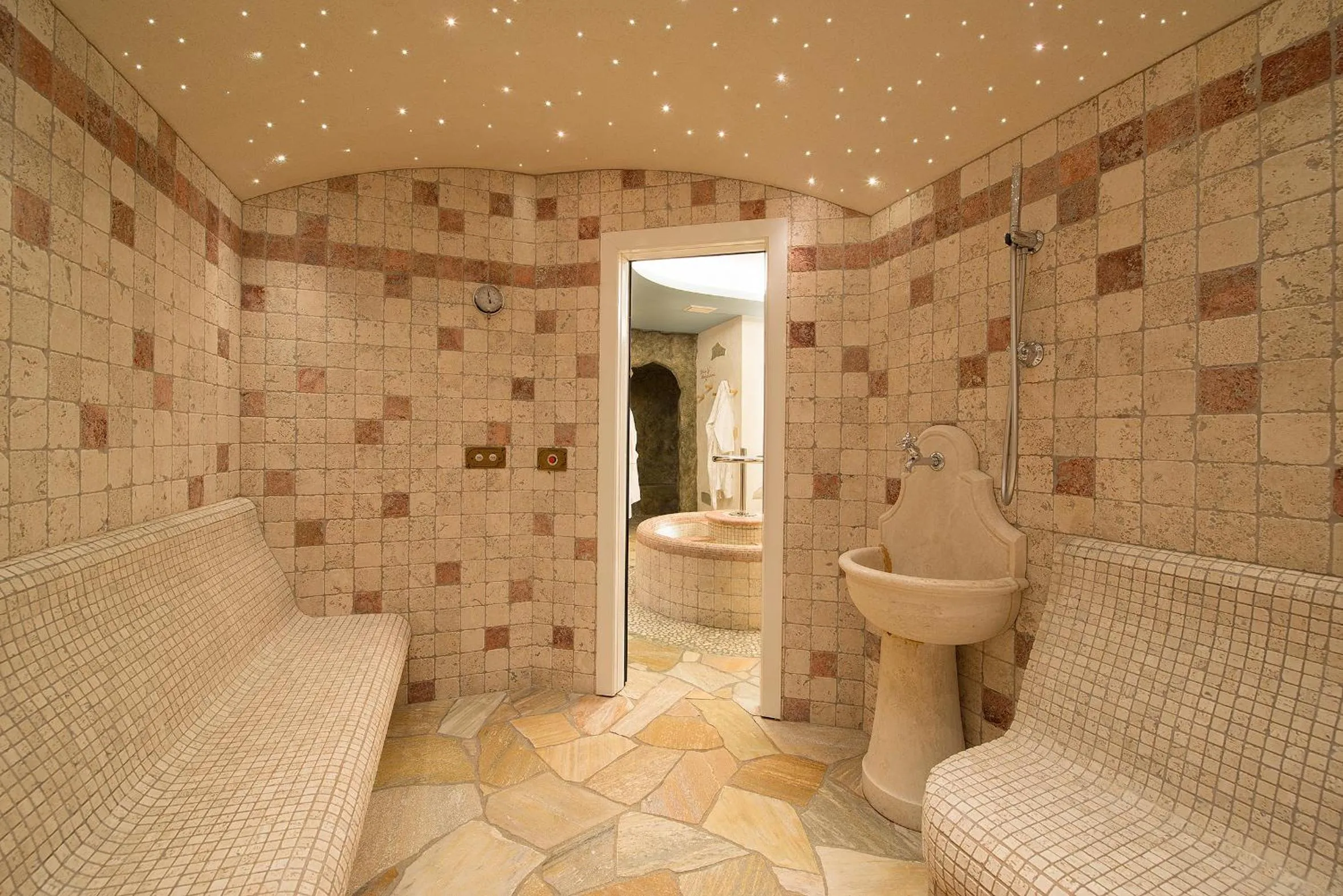 Steam room in Hotel Crosal