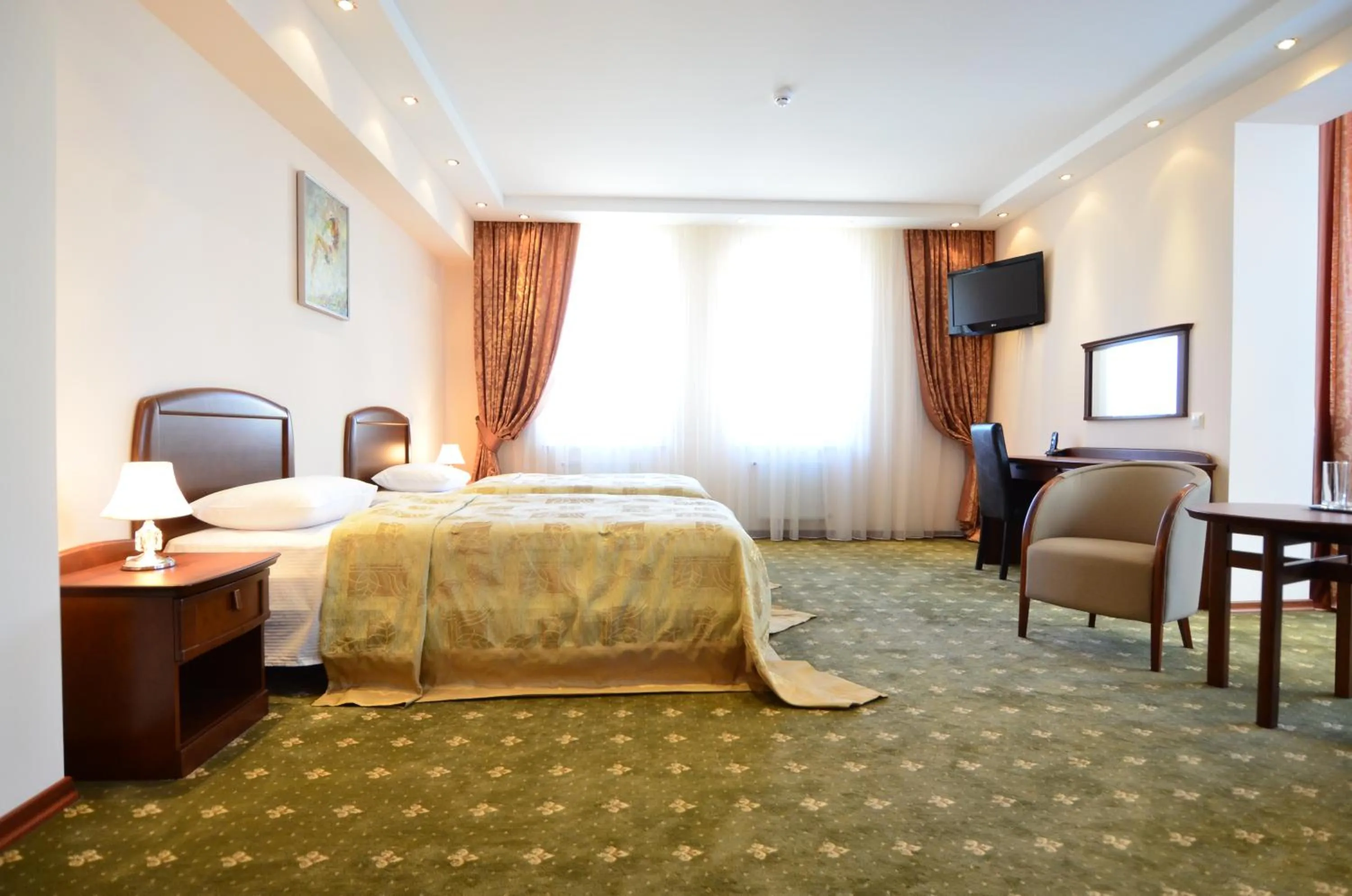 Photo of the whole room, Bed in Platinum Hotel