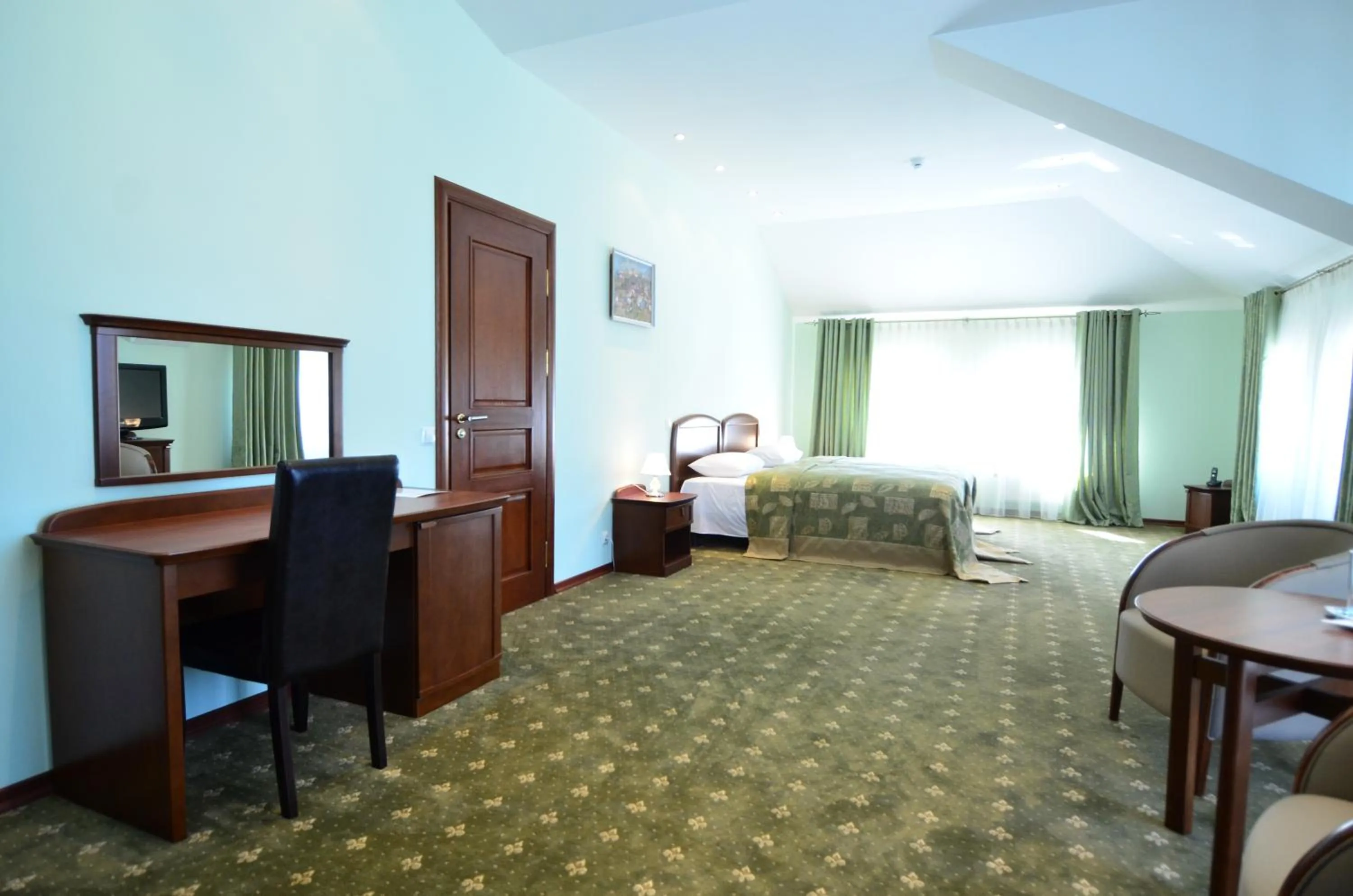 Photo of the whole room, Bed in Platinum Hotel