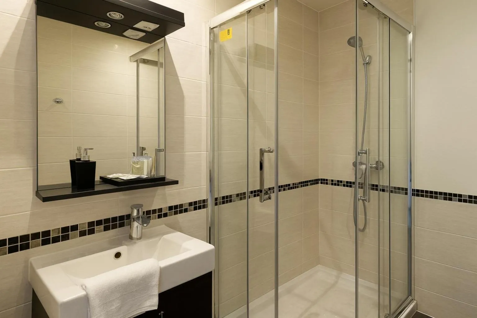 Shower in Hôtel du Parc Montsouris