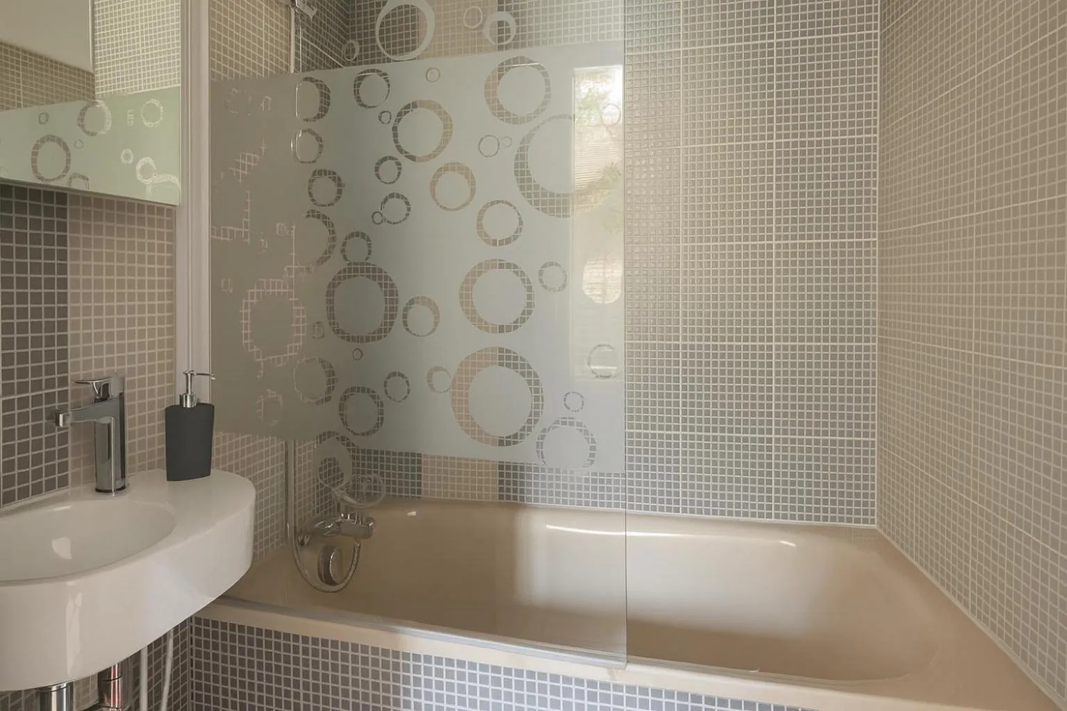 Bathroom in Hôtel du Parc Montsouris