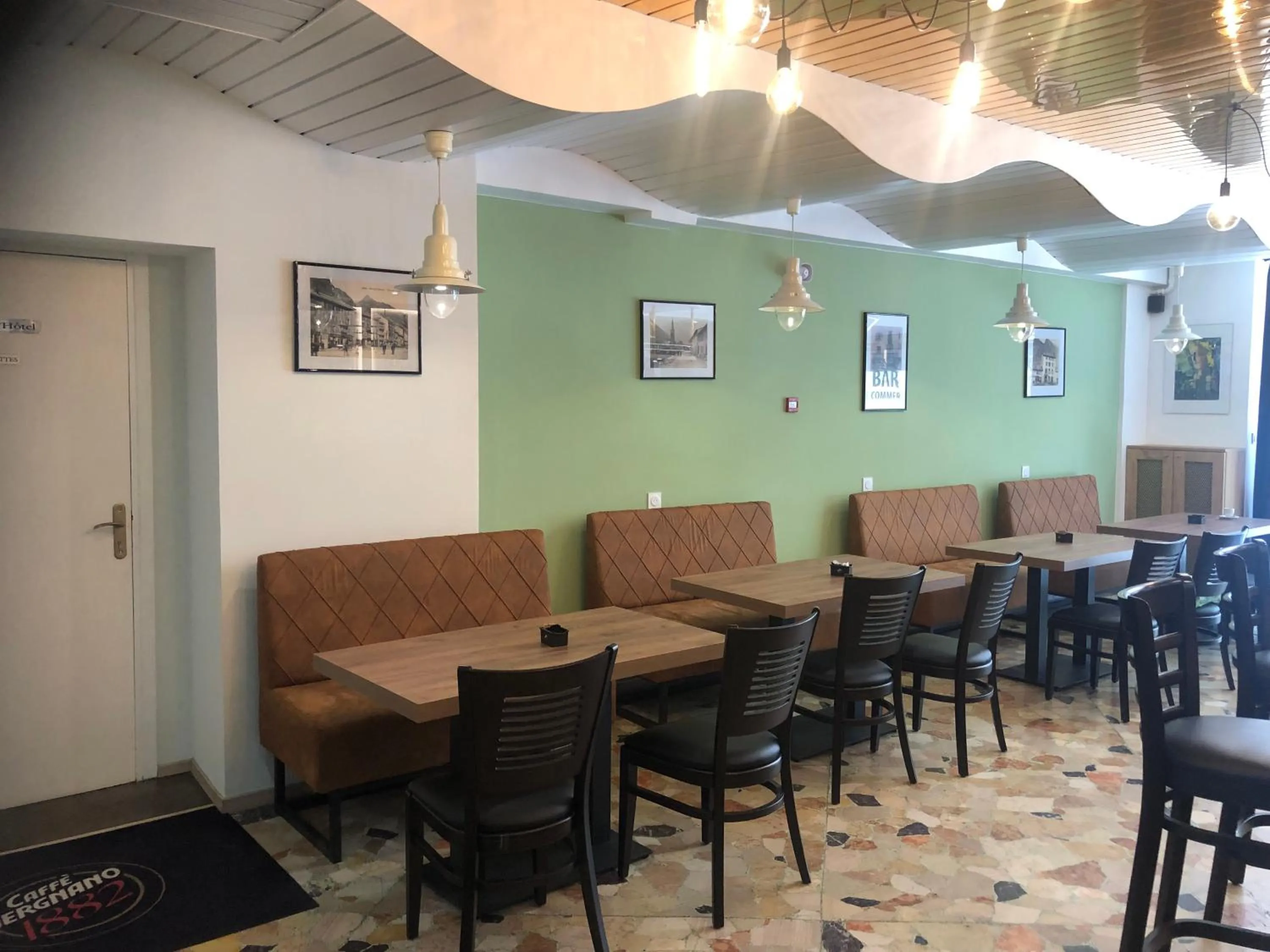 Lounge or bar in Hôtel Le Commerce