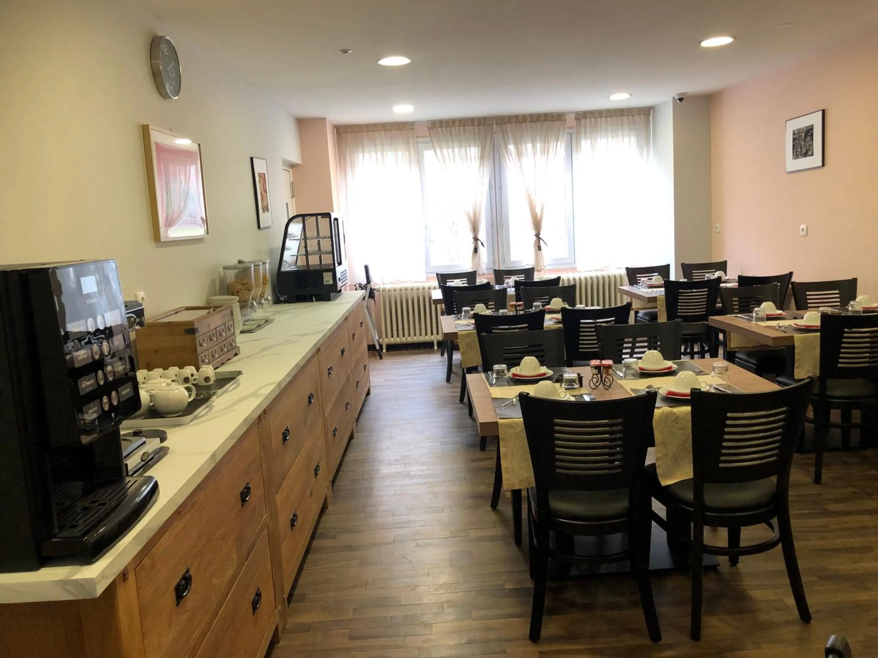 Breakfast in Hôtel Le Commerce