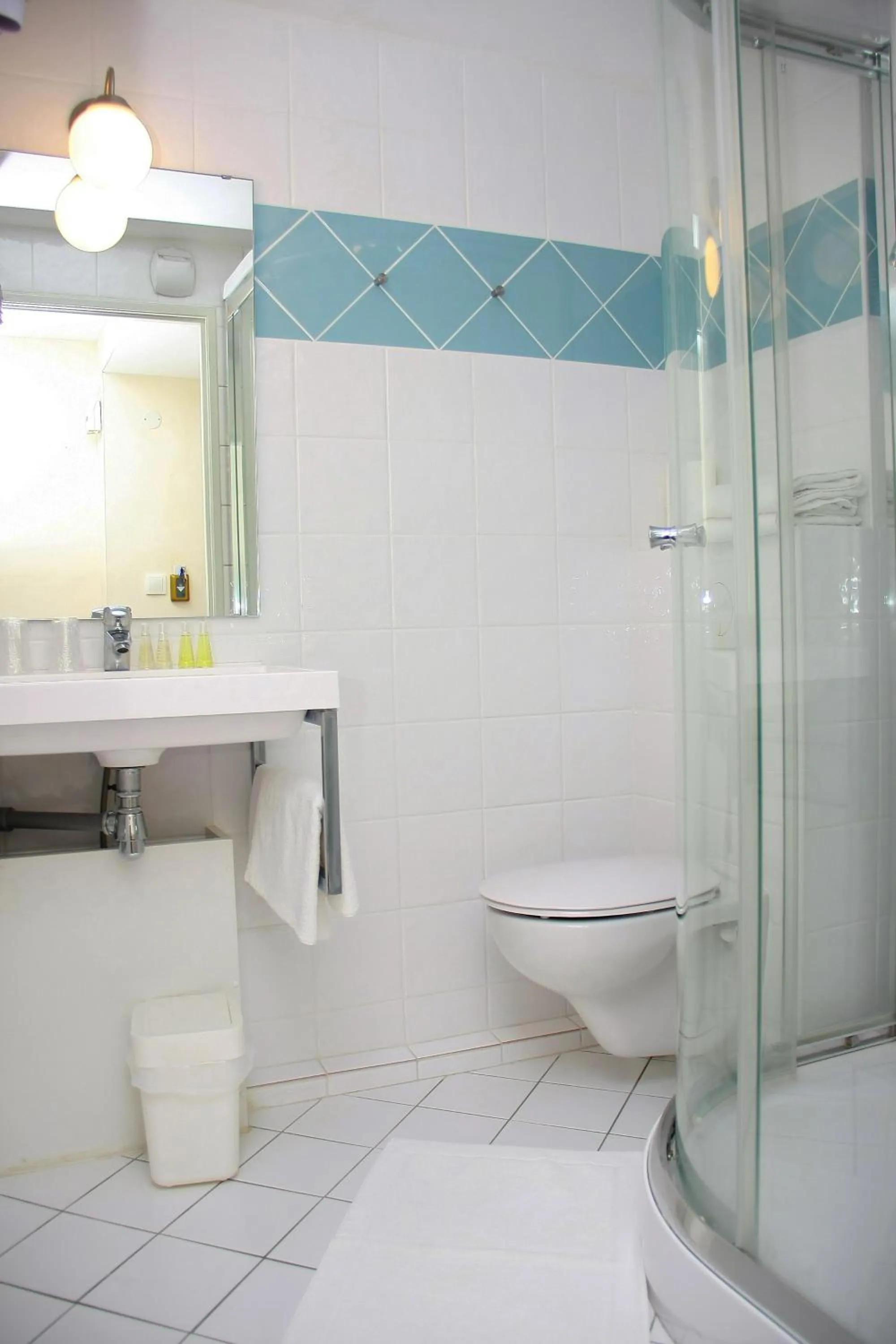 Bathroom in Hôtel Le Commerce