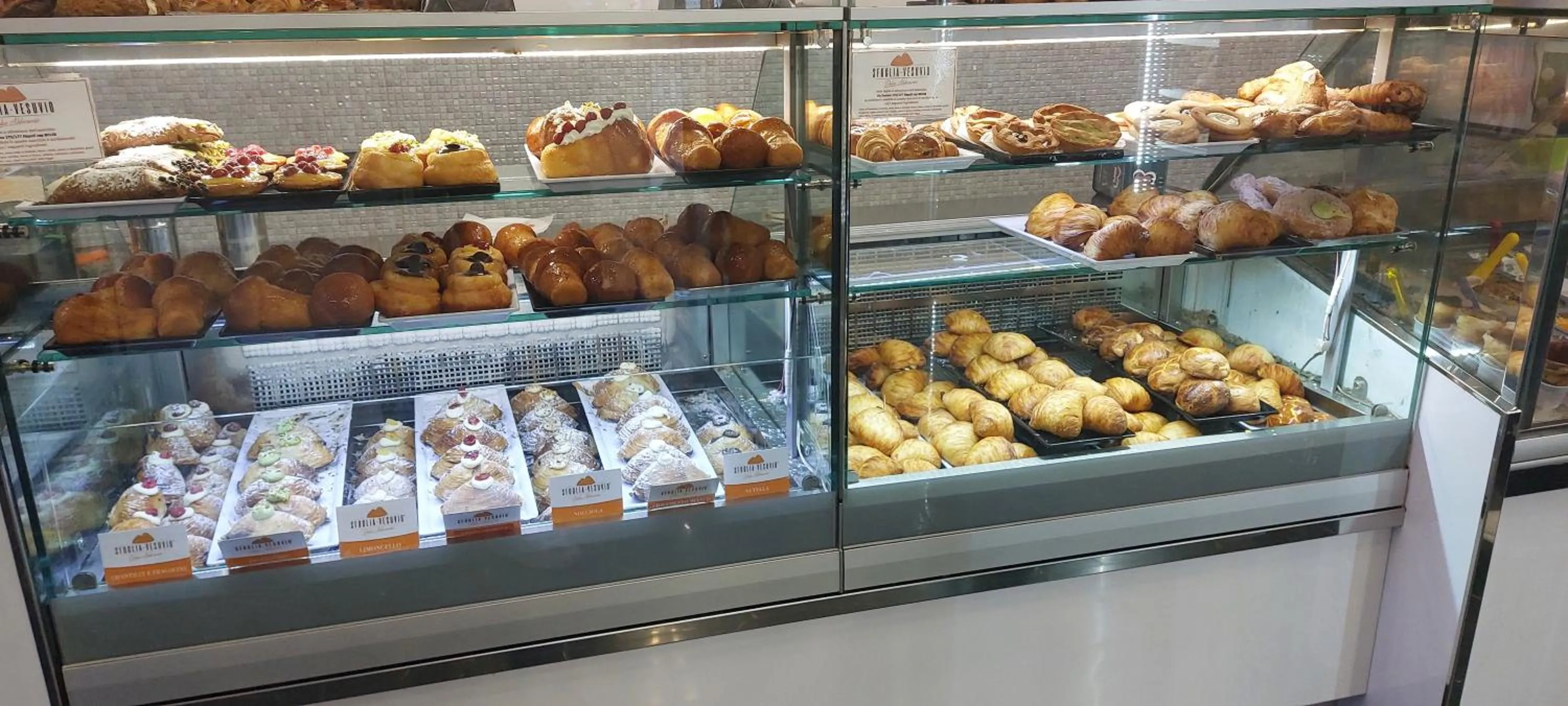 Italian breakfast in Metro duomo b&b