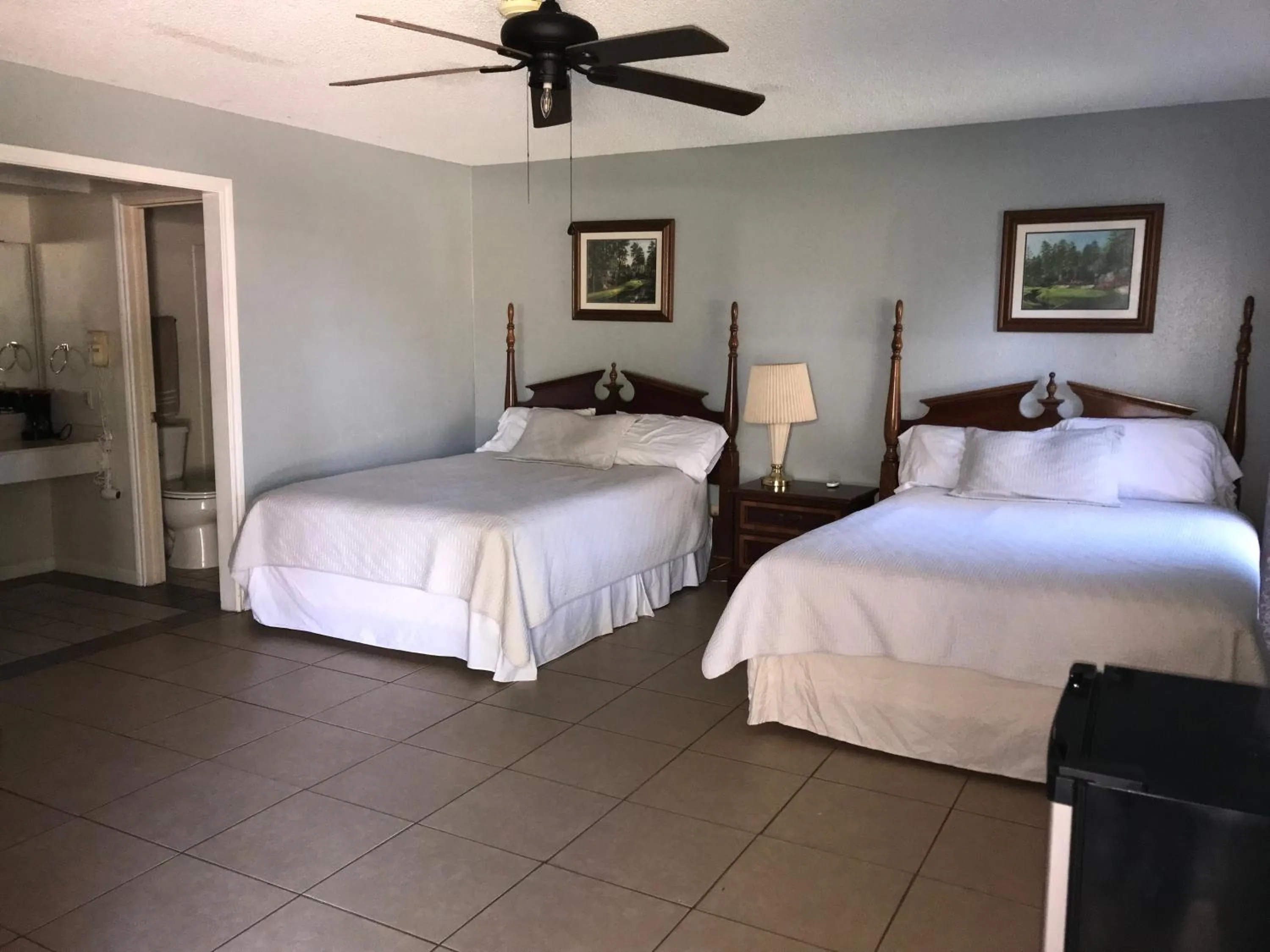 Bedroom, Bed in Lakeview Hotel