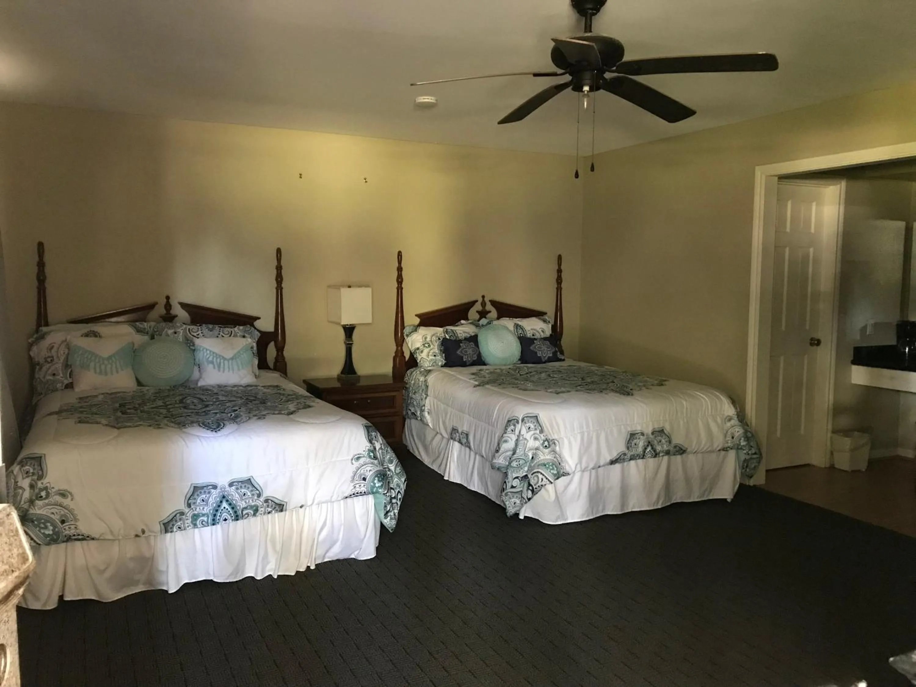 Bedroom, Bed in Lakeview Hotel