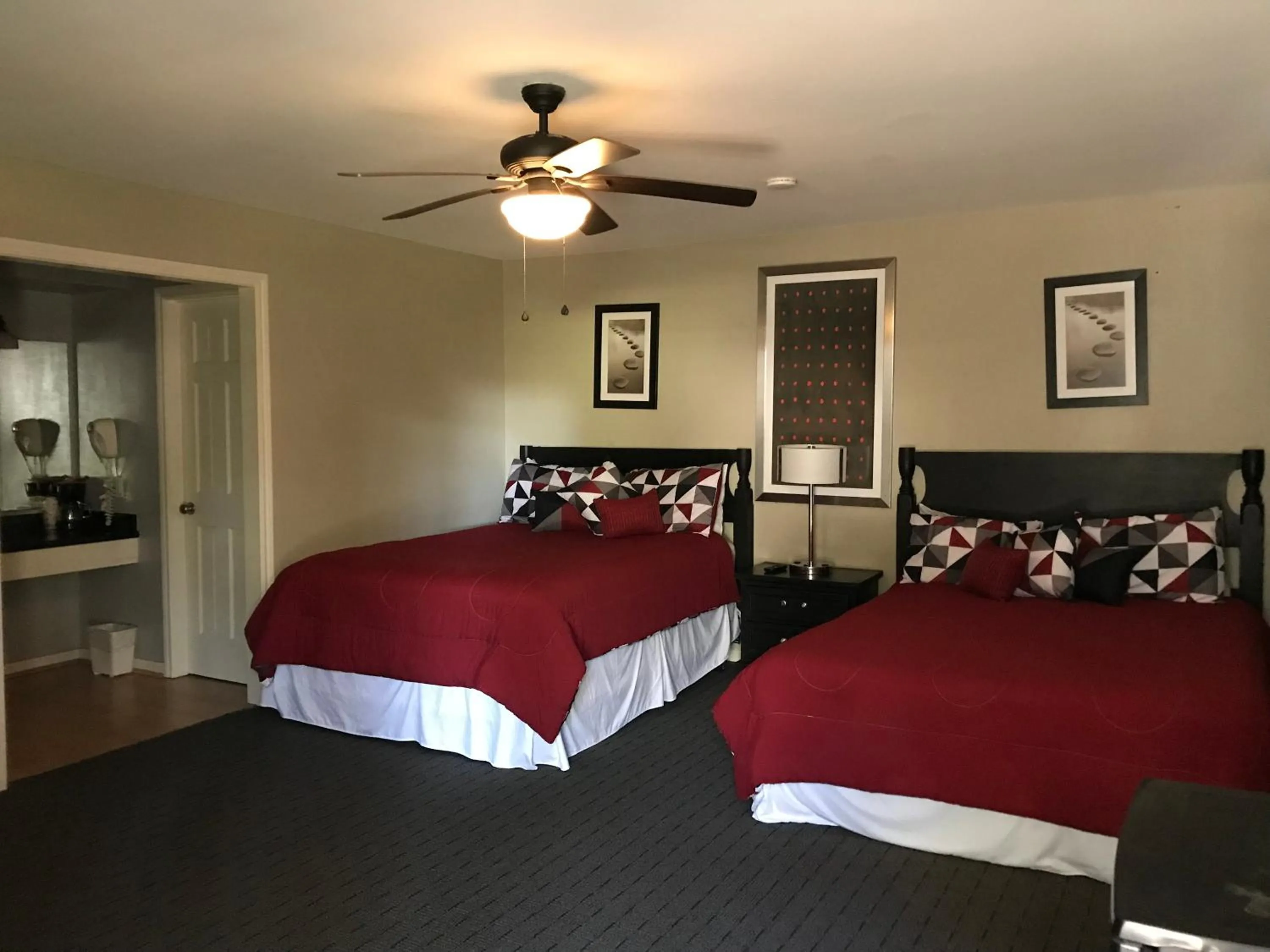 fireplace, Bed in Lakeview Hotel
