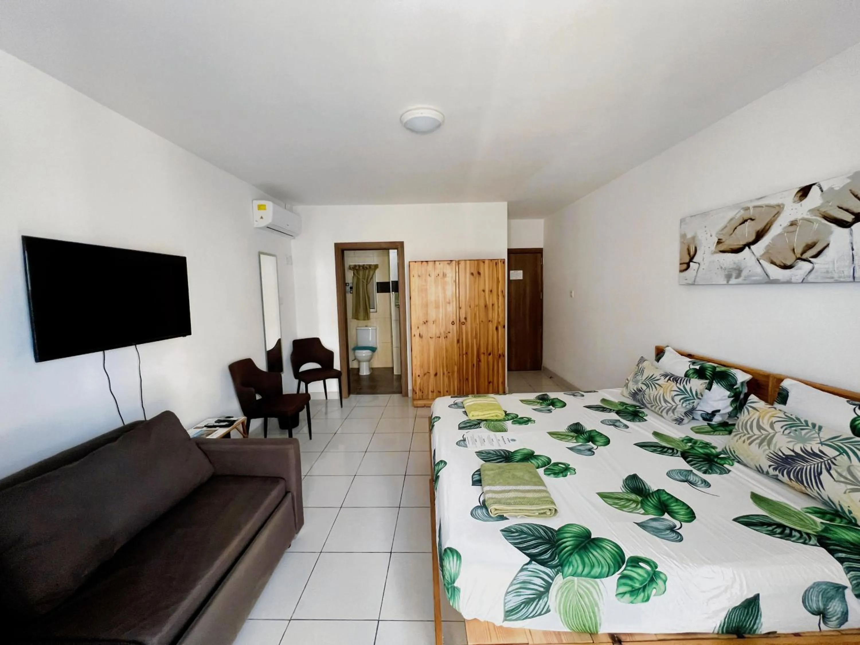Bathroom, Bed in All Nations Holiday Home
