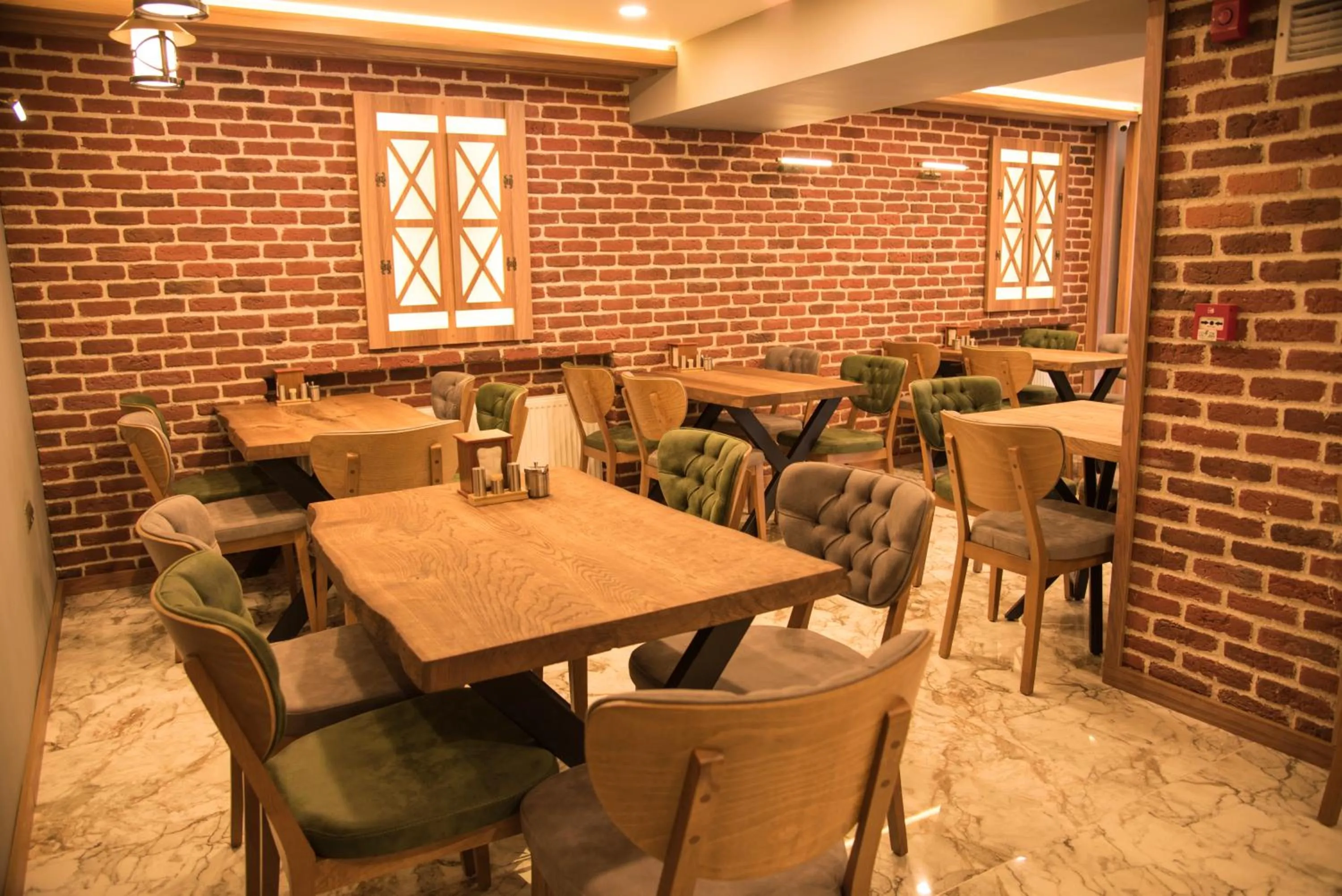 Restaurant/places to eat in Elif Inan Hotel