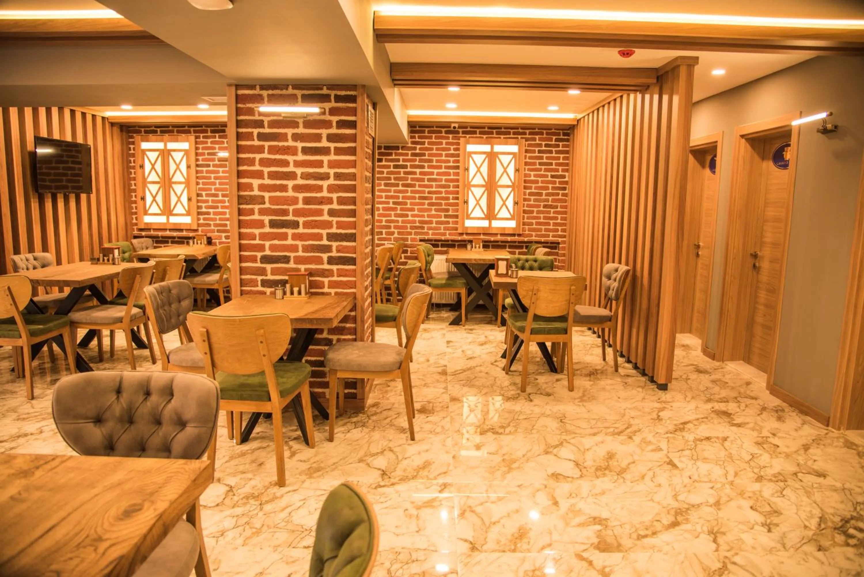 Restaurant/places to eat in Elif Inan Hotel