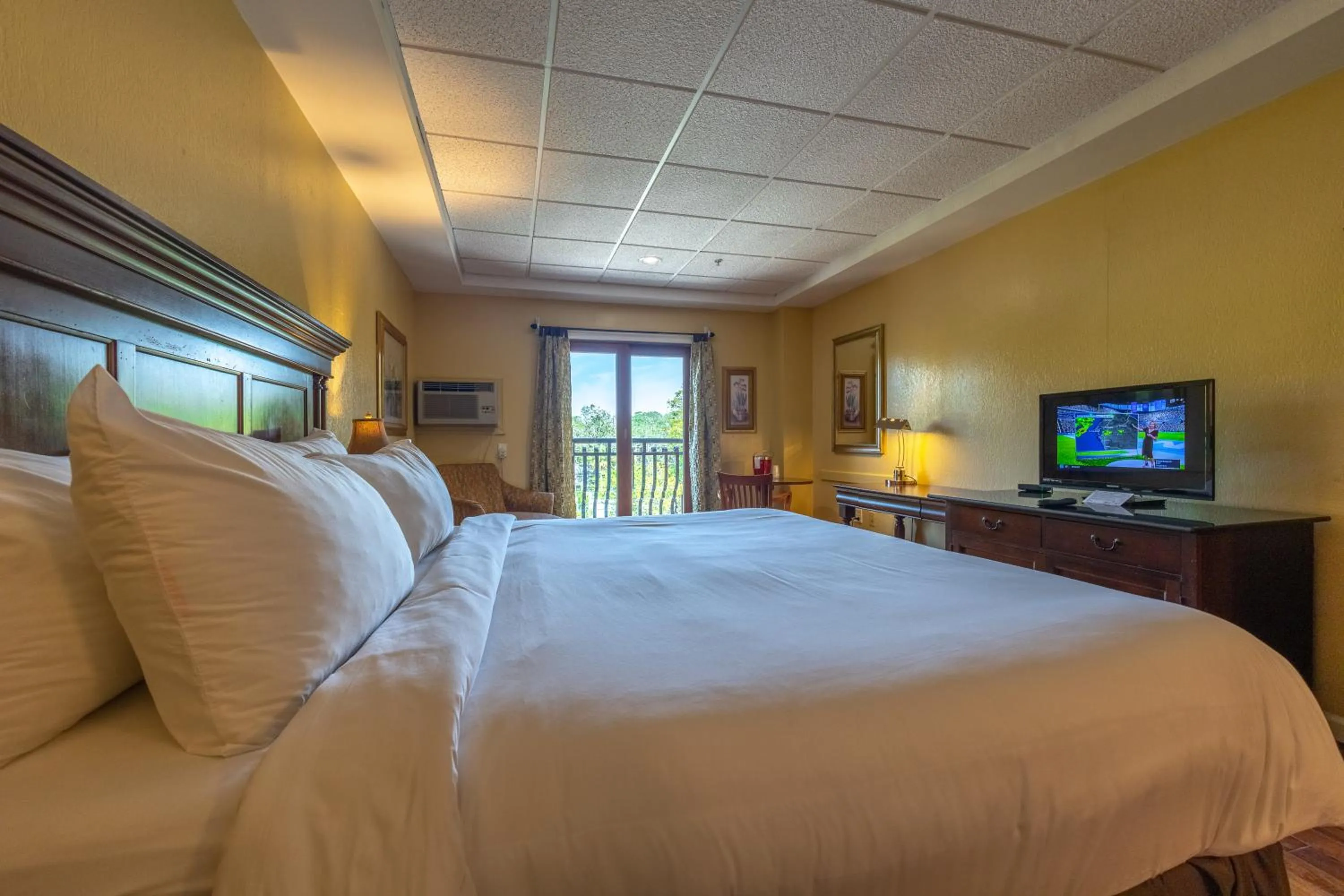 Bed in Ocean Inn & Suites