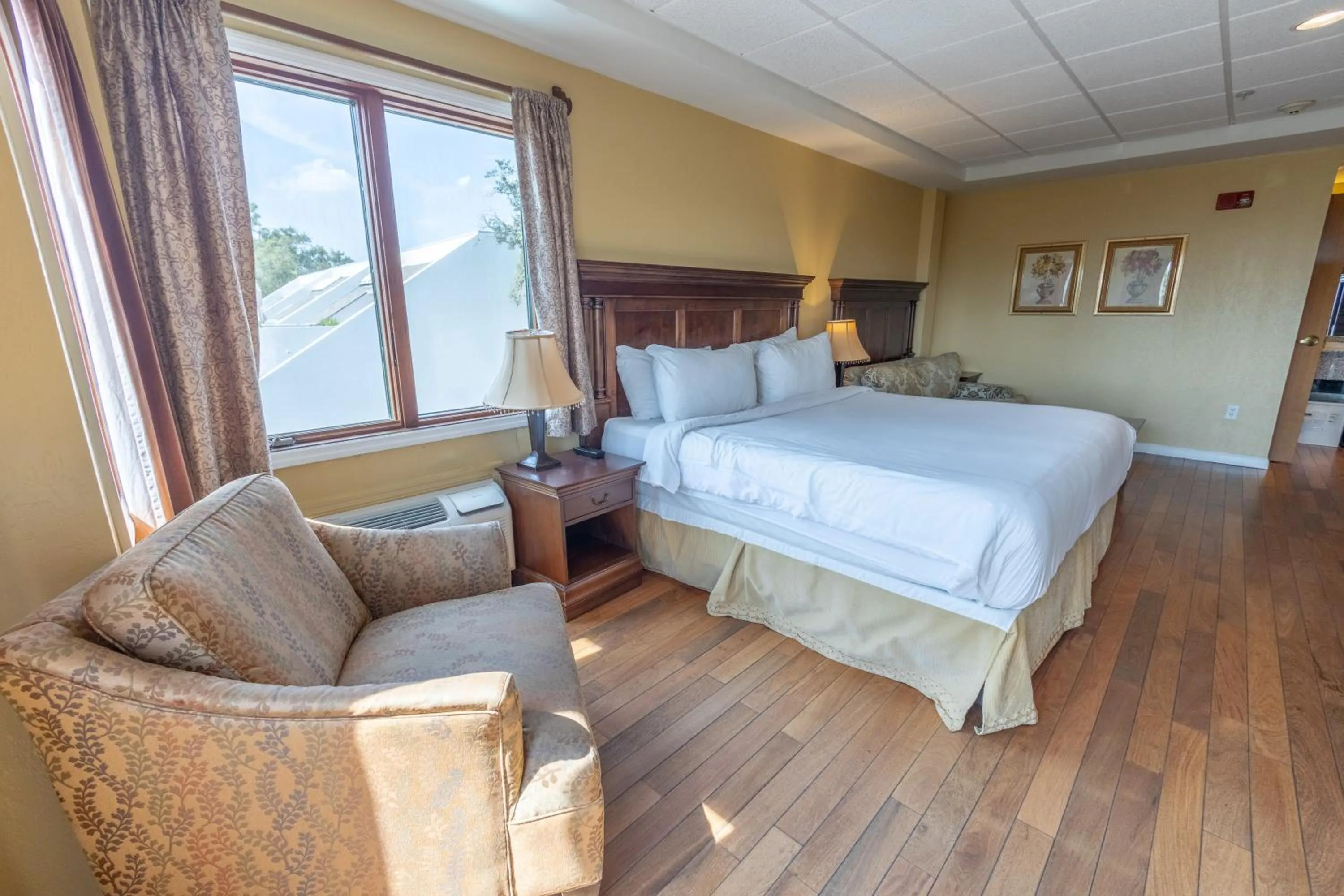 Bed in Ocean Inn & Suites