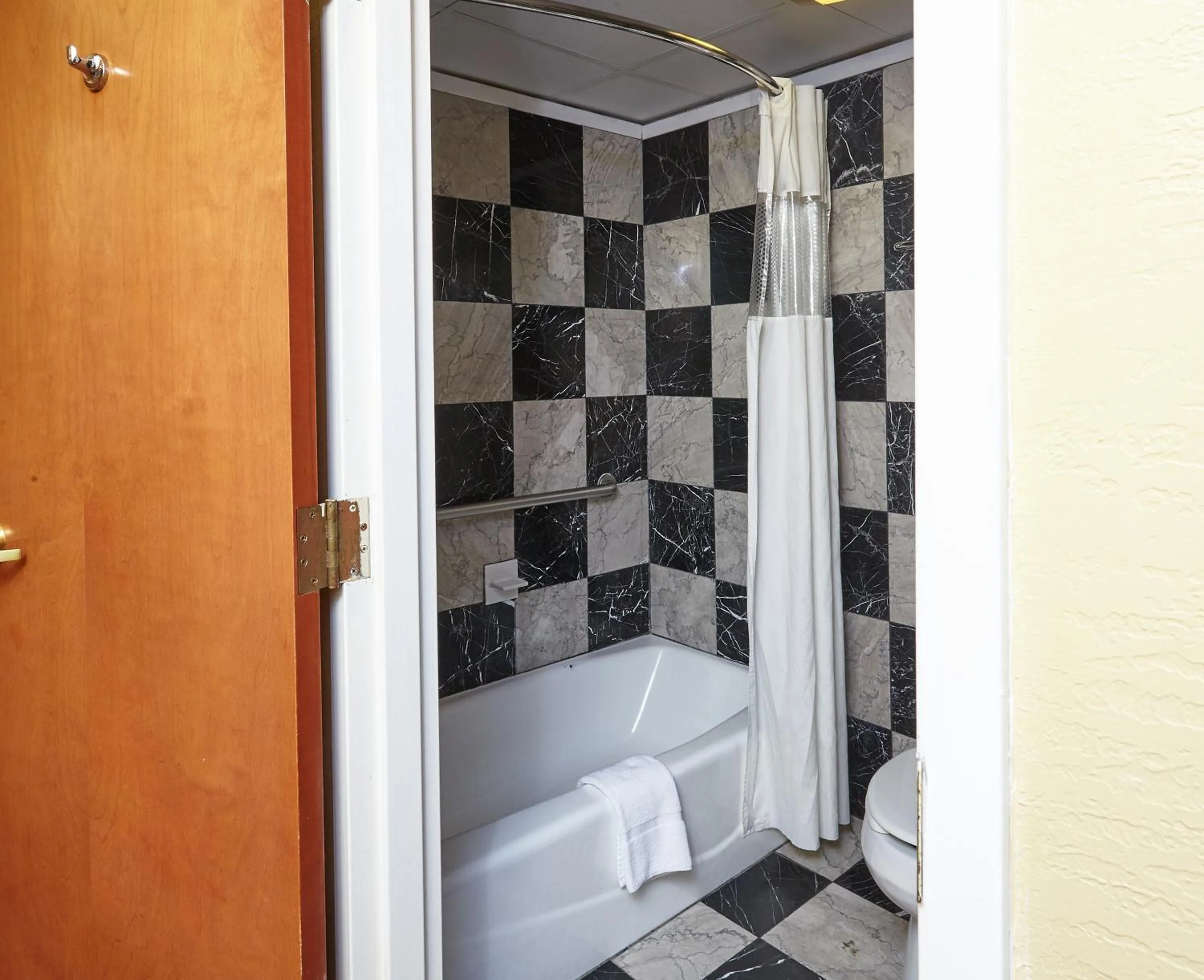 Shower in Ocean Inn & Suites