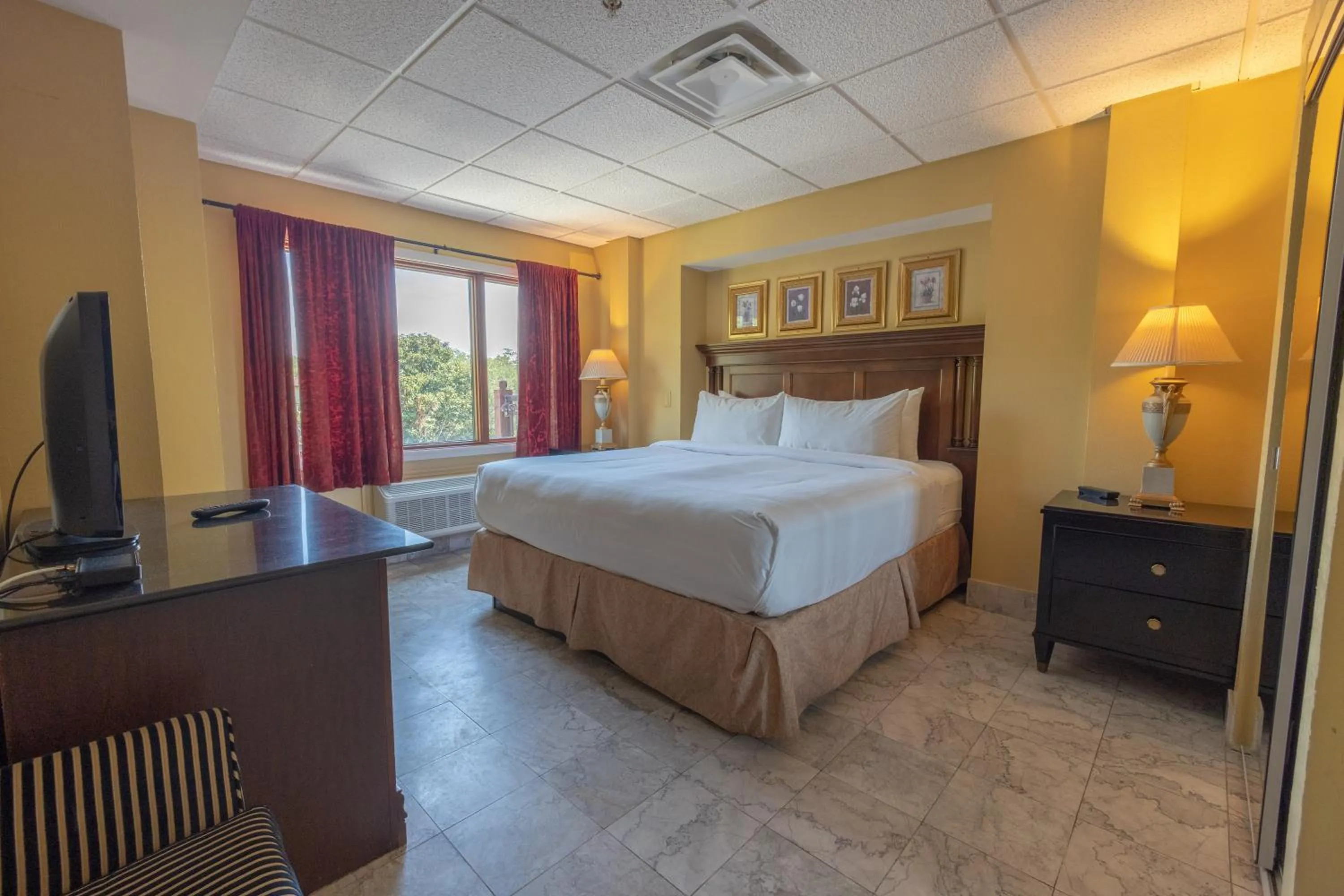 Bed in Ocean Inn & Suites