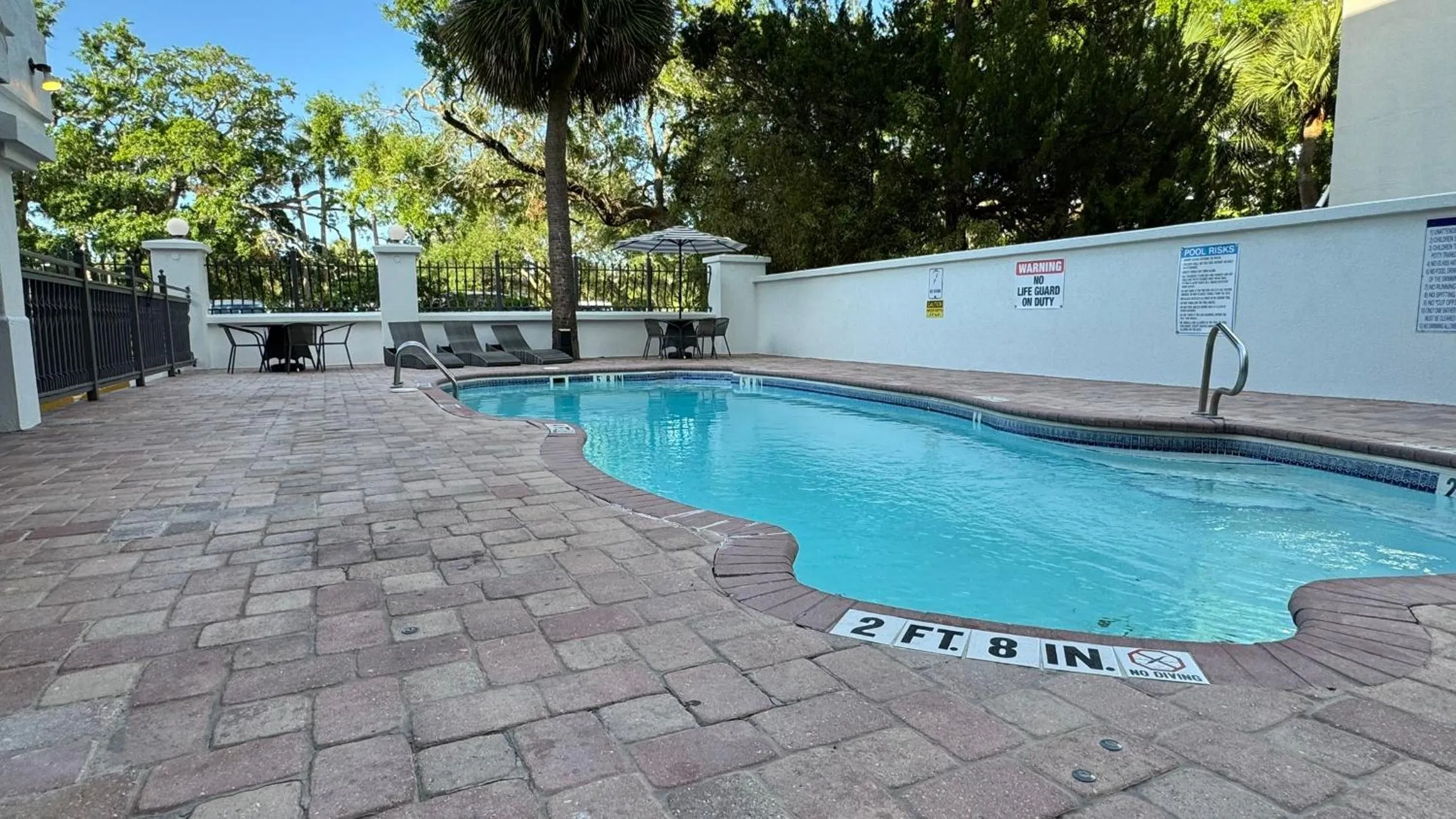 Swimming pool in Ocean Inn & Suites