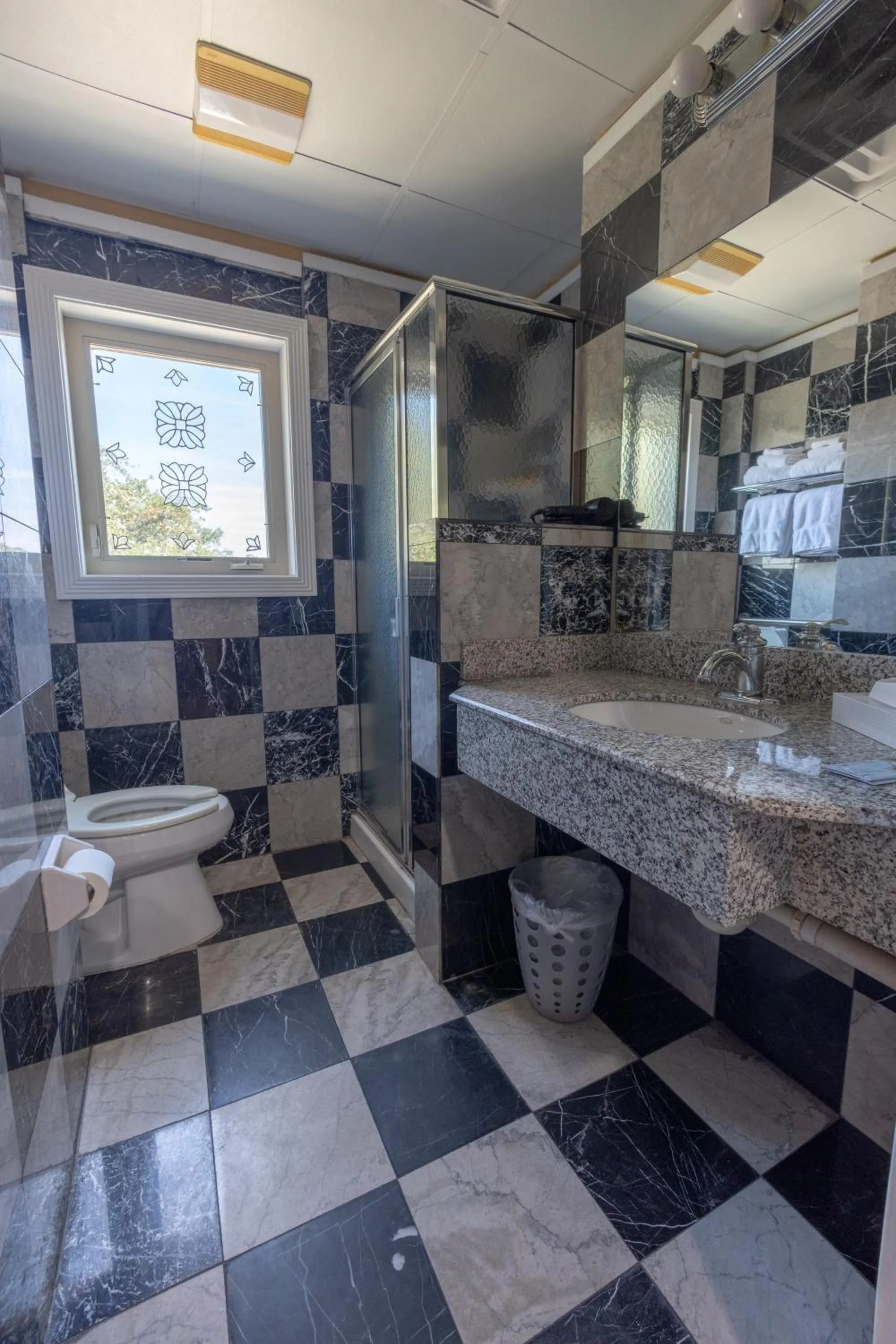 Shower in Ocean Inn & Suites