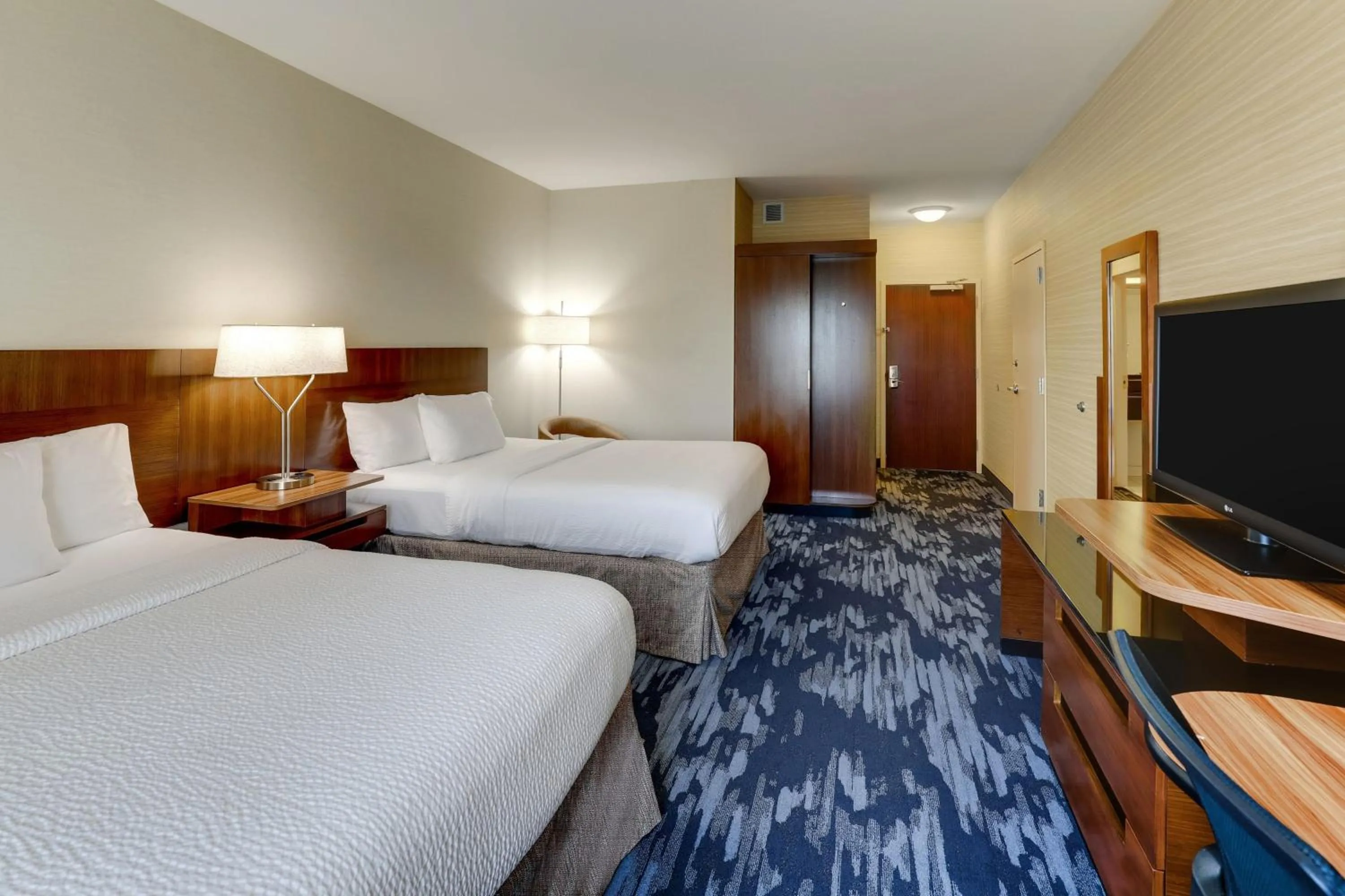 Photo of the whole room, Bed in Fairfield Inn and Suites Hutchinson