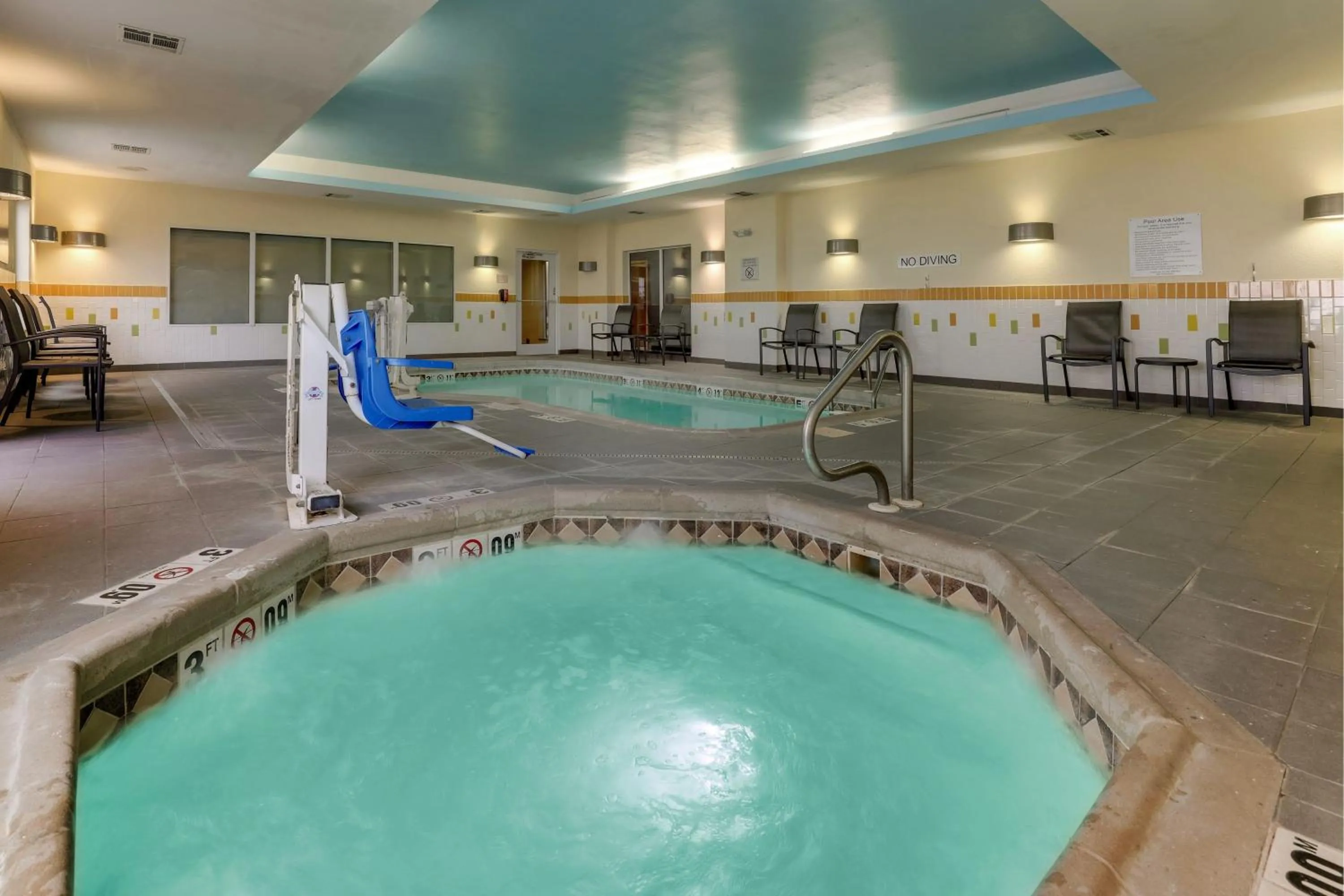 Swimming pool in Fairfield Inn and Suites Hutchinson