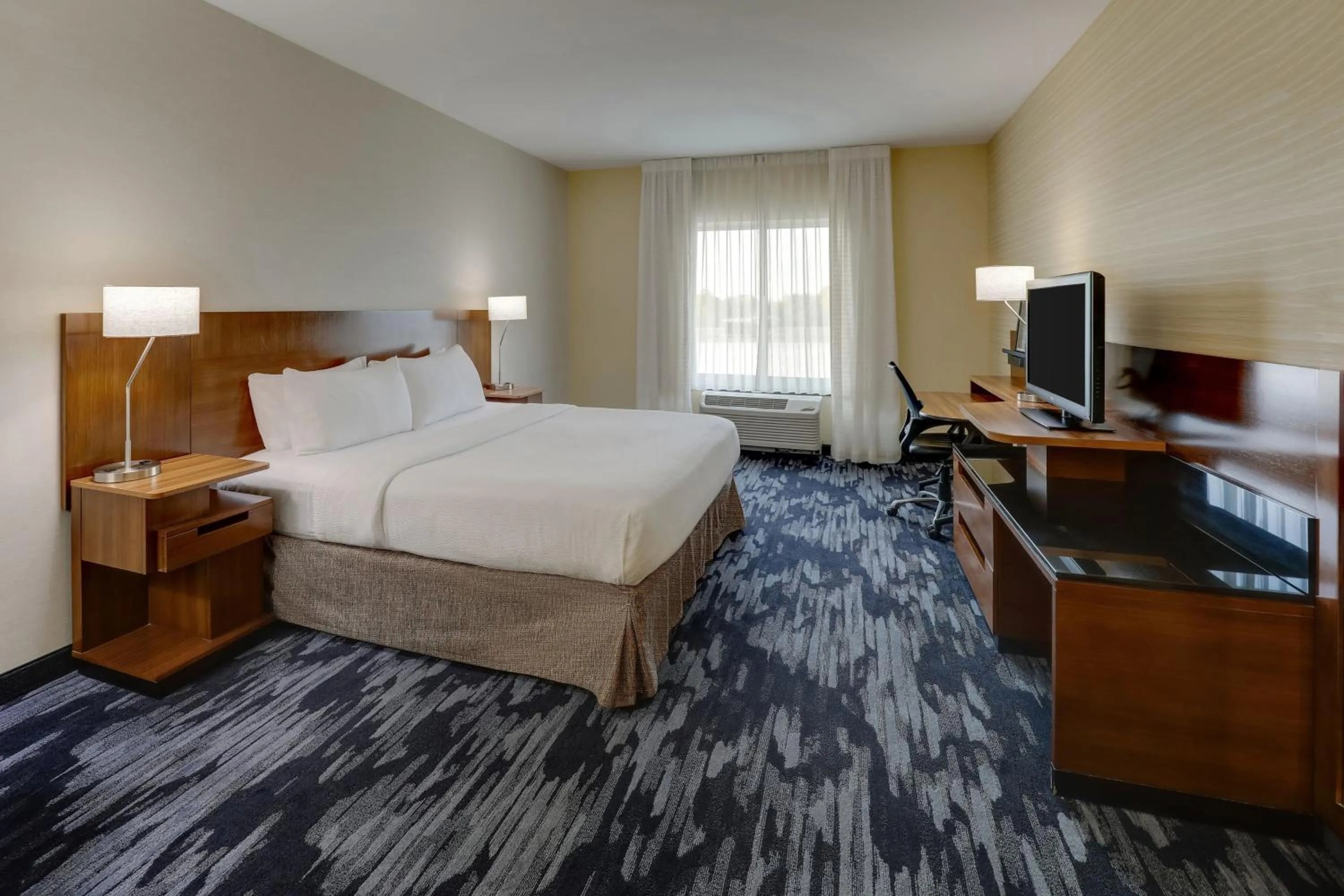 Photo of the whole room, Bed in Fairfield Inn and Suites Hutchinson