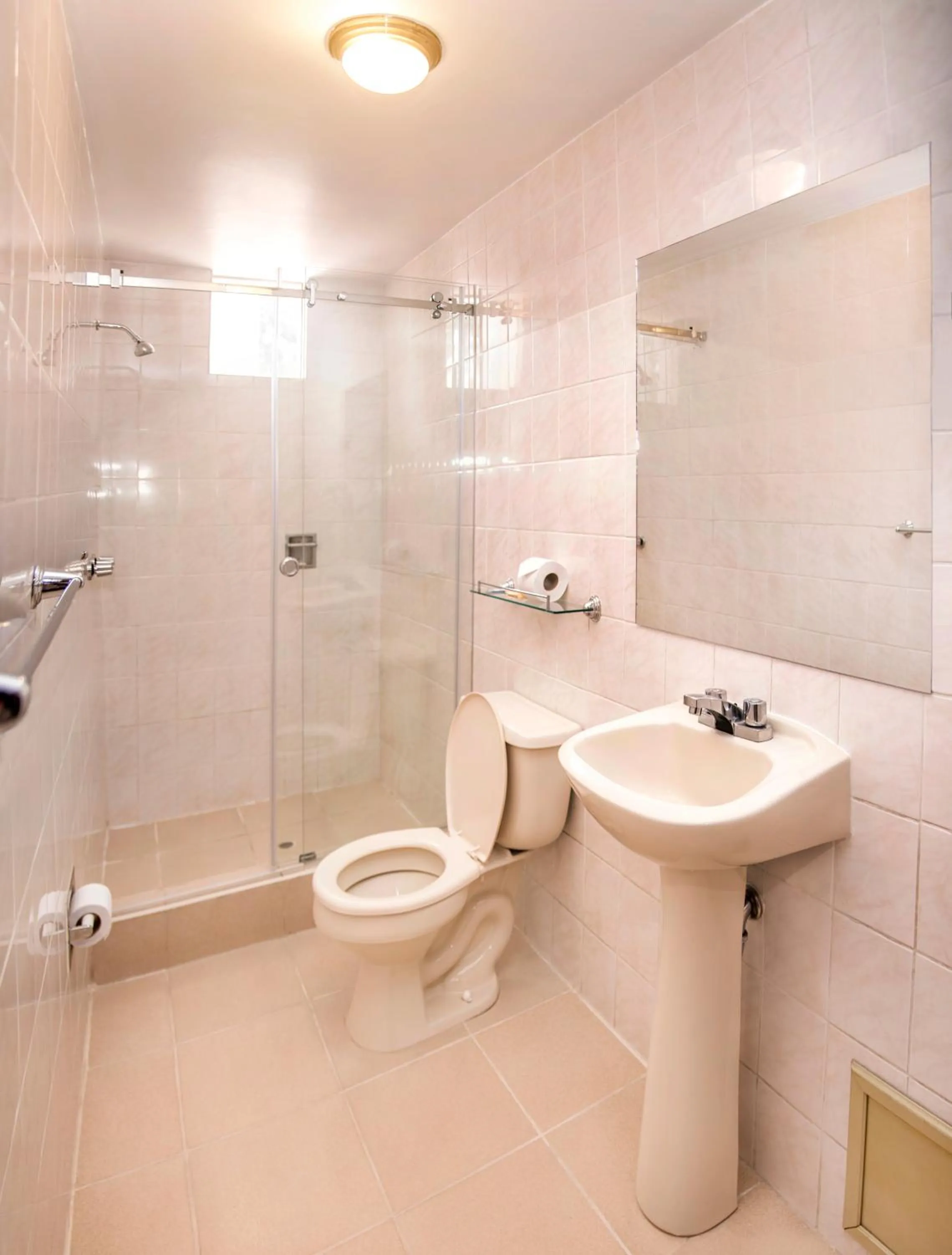 Shower in Hotel Benavides