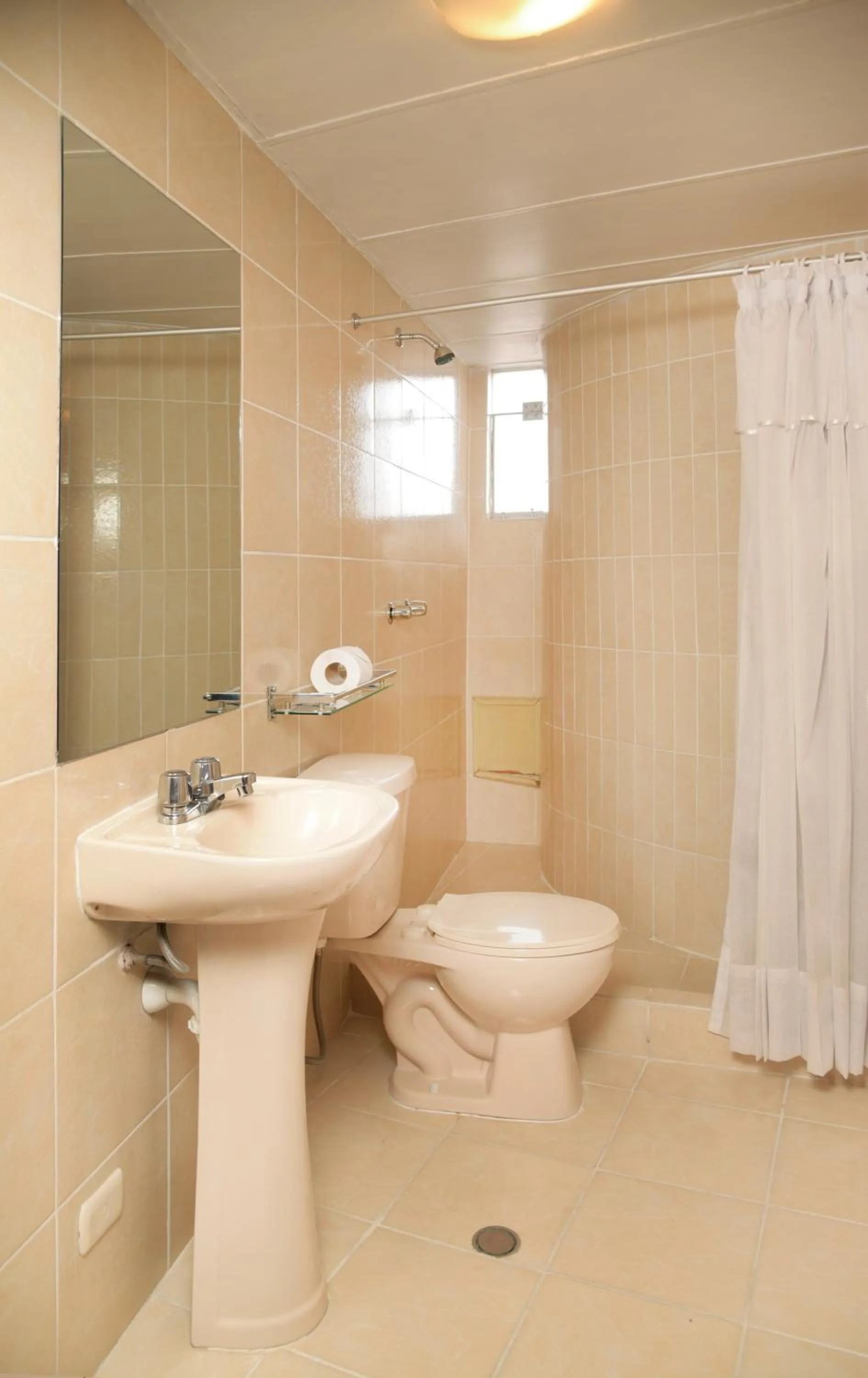 Shower in Hotel Benavides