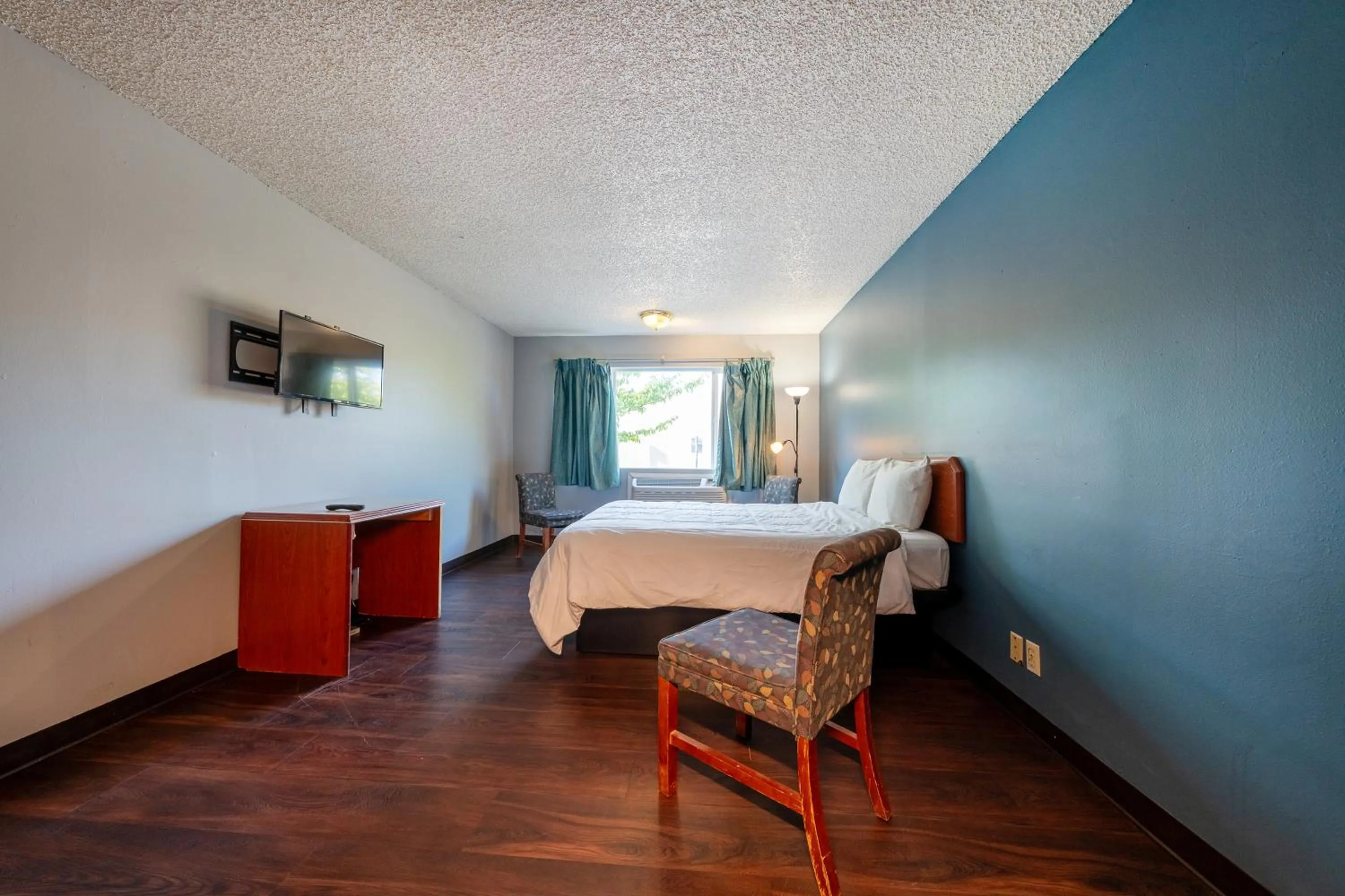 Bedroom, Bed in Best Value Inn by OYO Portland OR South East