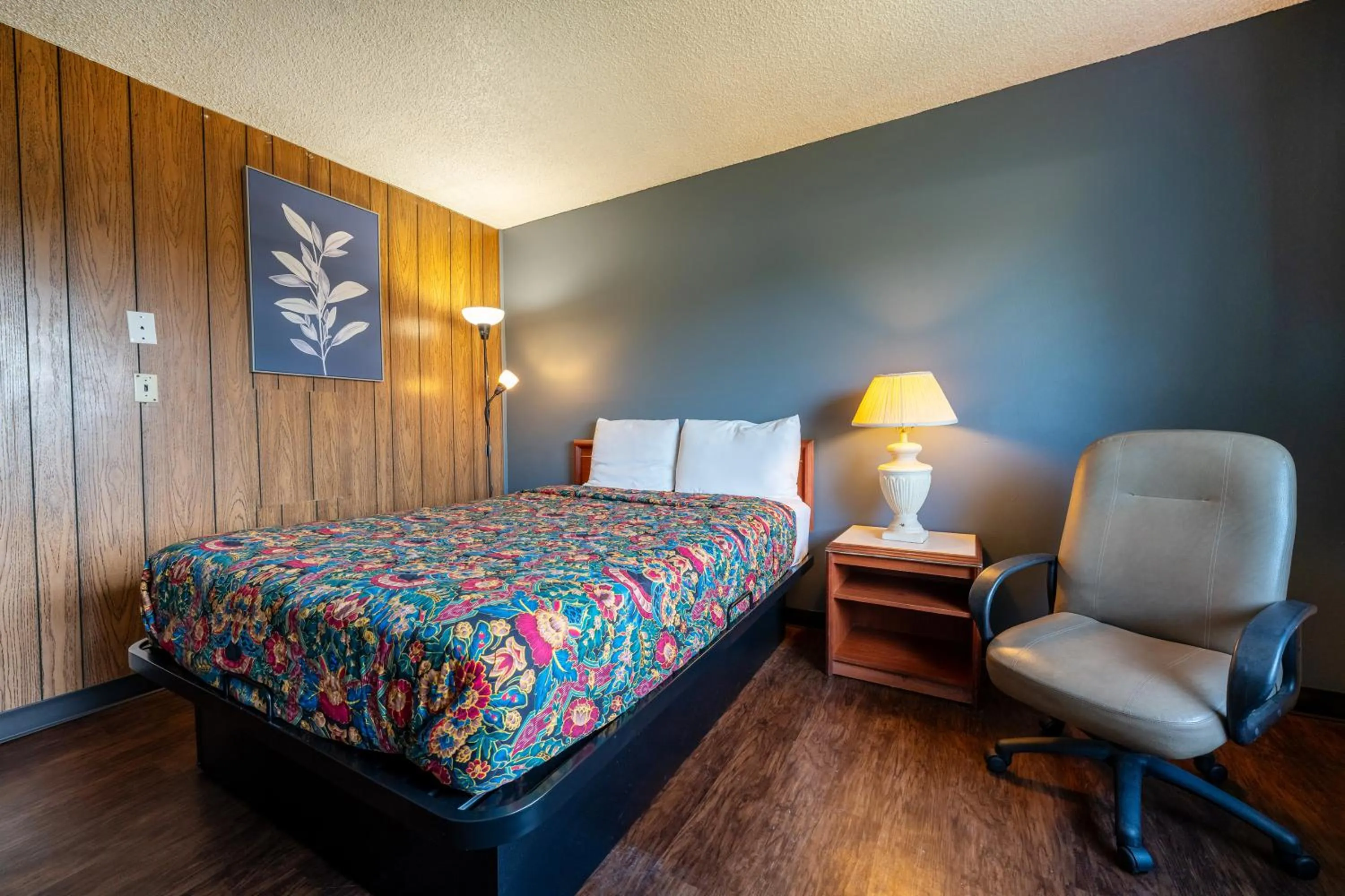 Bedroom, Bed in Best Value Inn by OYO Portland OR South East