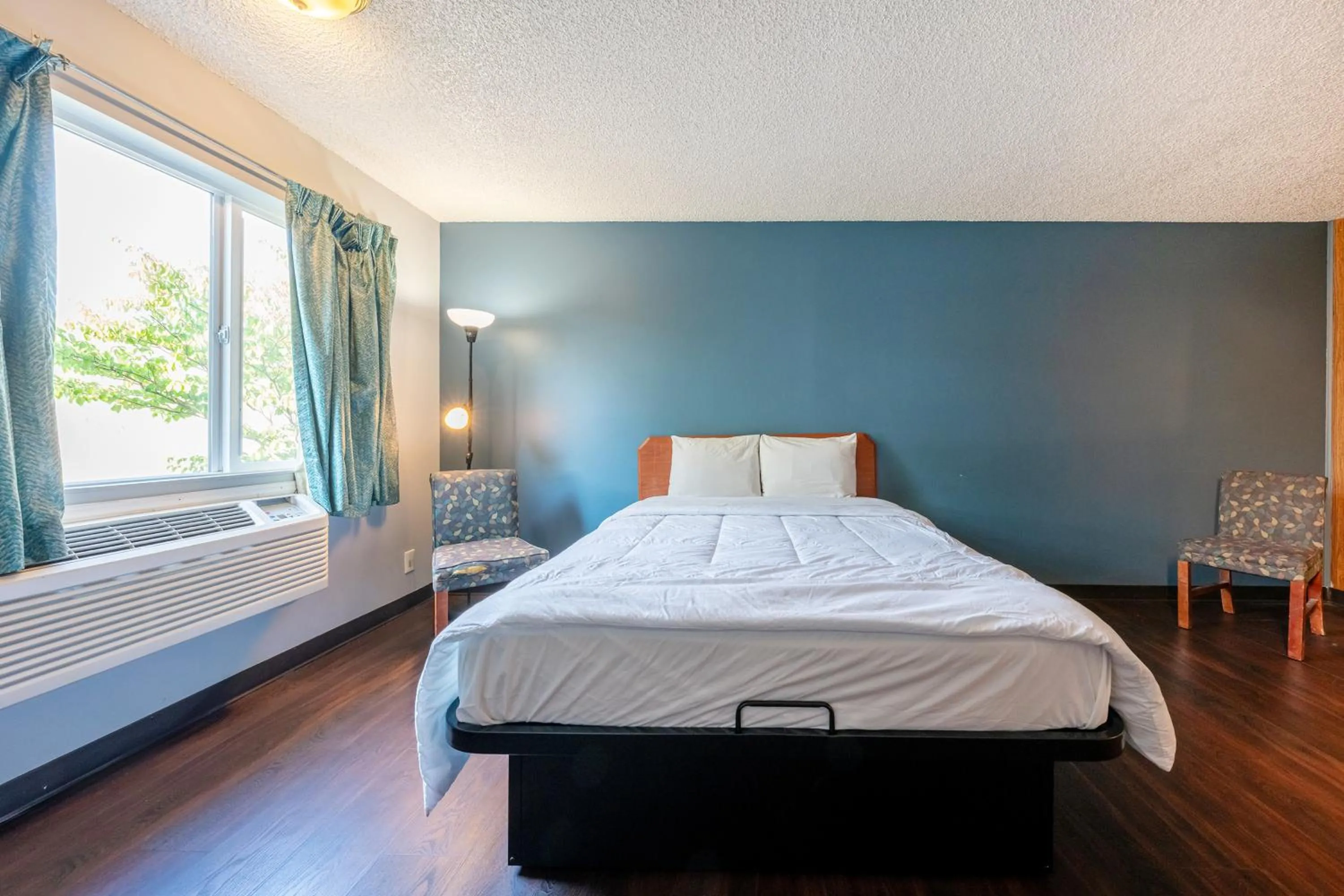 Bedroom, Bed in Best Value Inn by OYO Portland OR South East