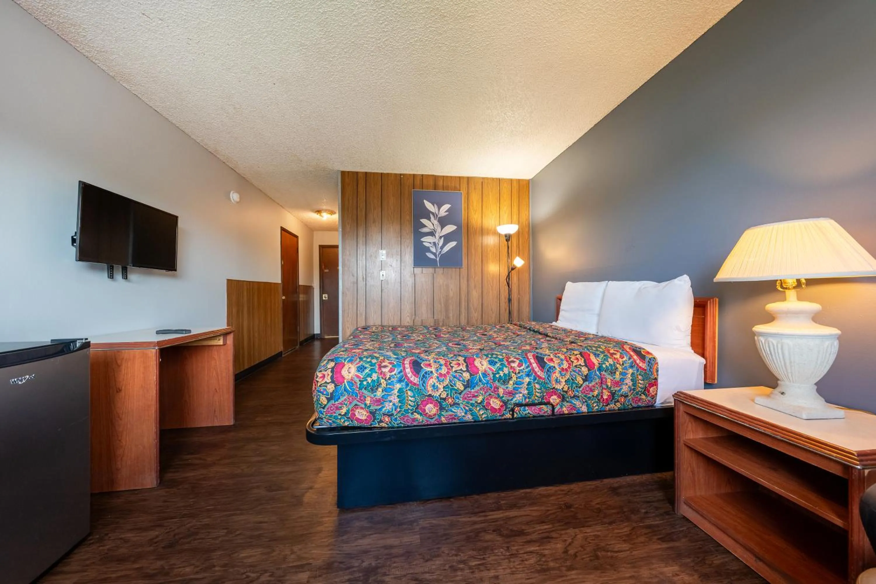 Bedroom, Bed in Best Value Inn by OYO Portland OR South East