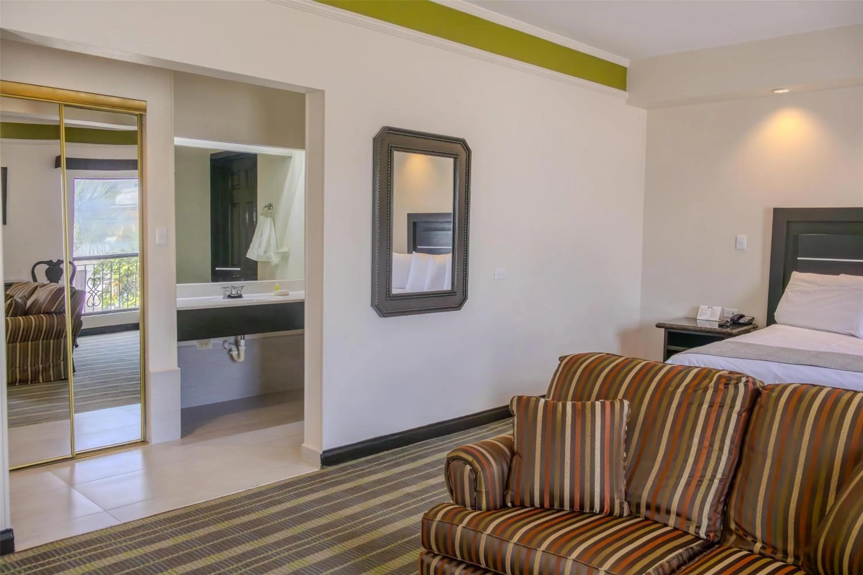 Photo of the whole room, Bed in Best Western Hotel Plaza Matamoros