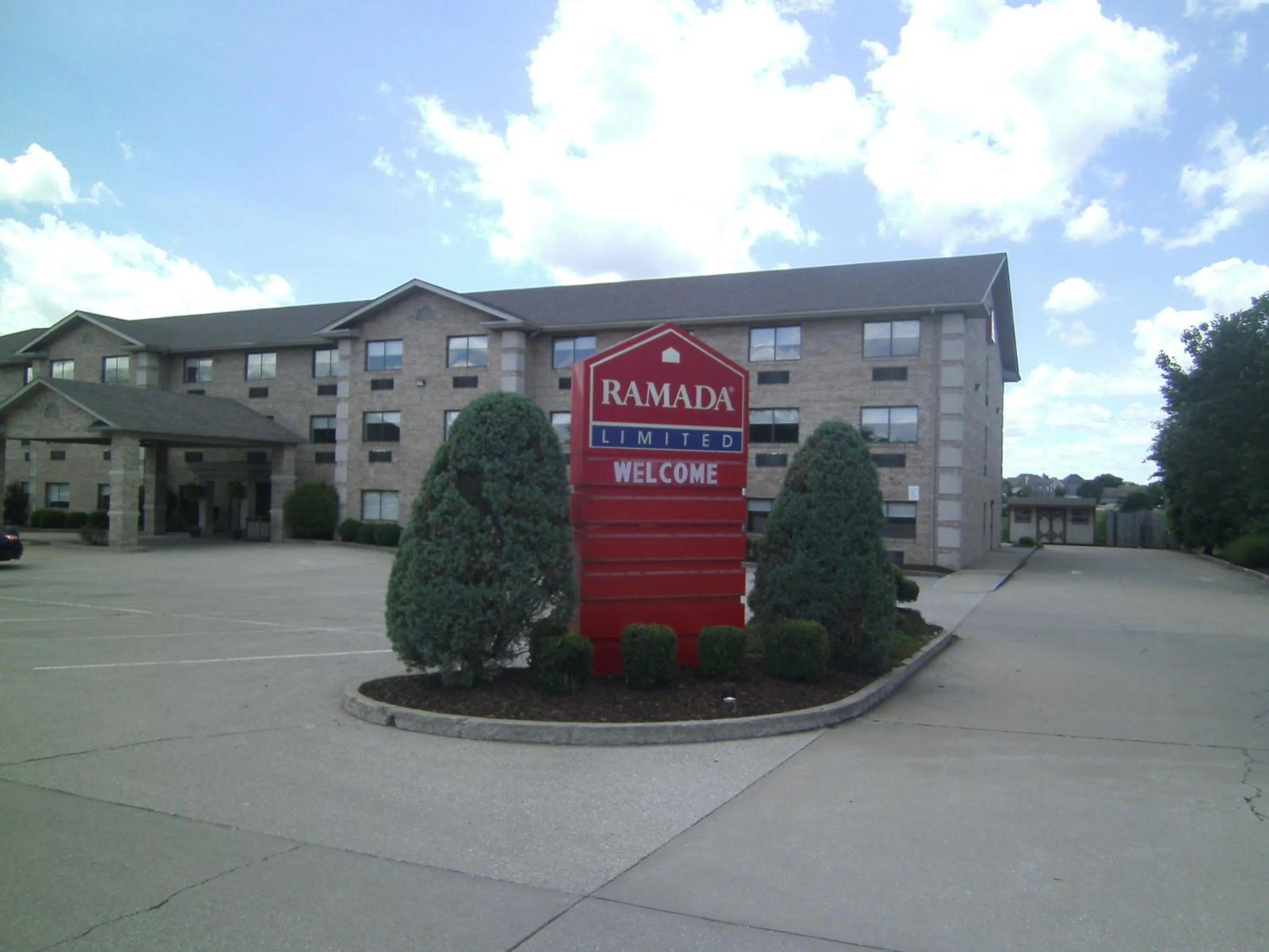 Facade/entrance in Ramada Limited - Mount Sterling