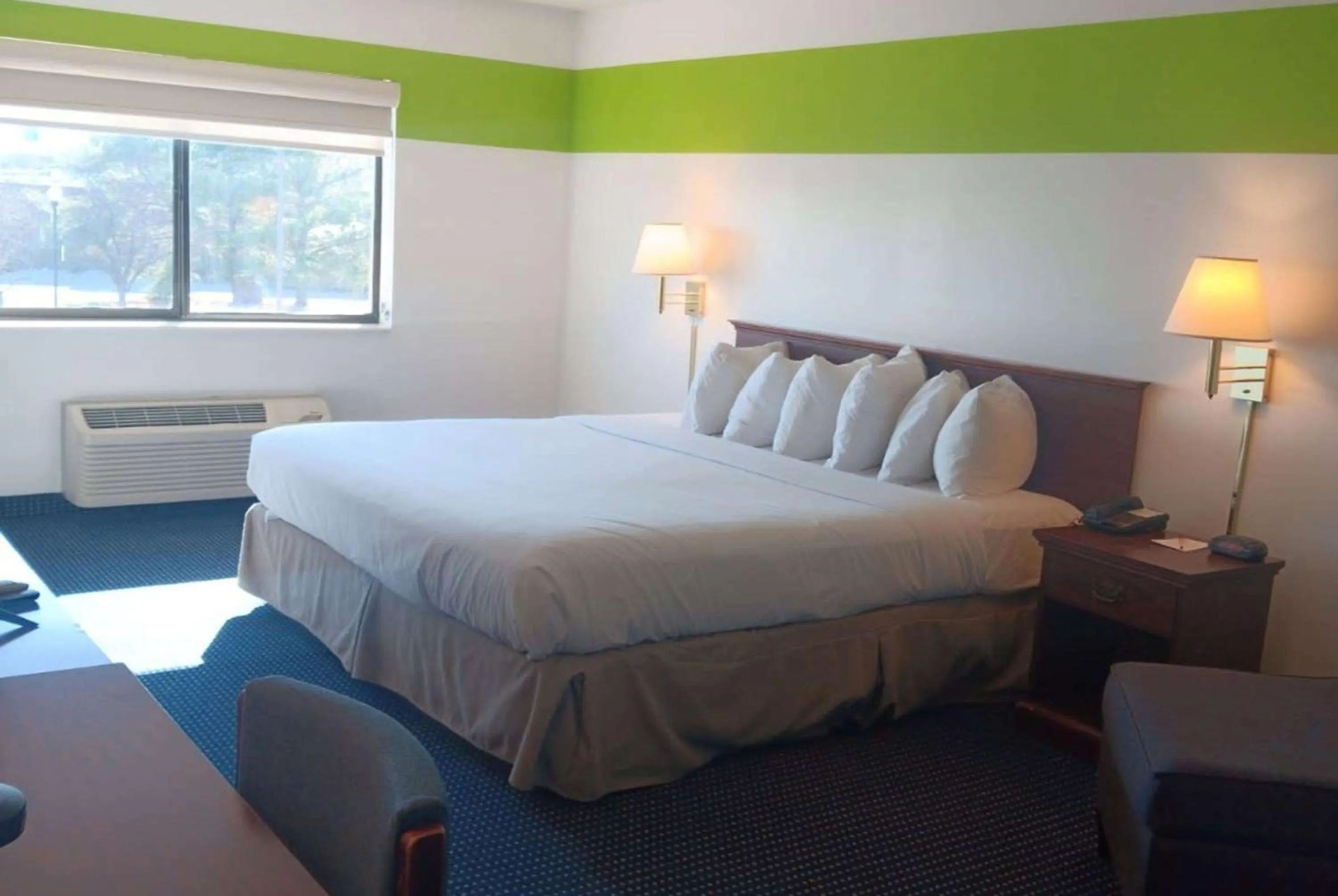 Photo of the whole room, Bed in Ramada Limited - Mount Sterling